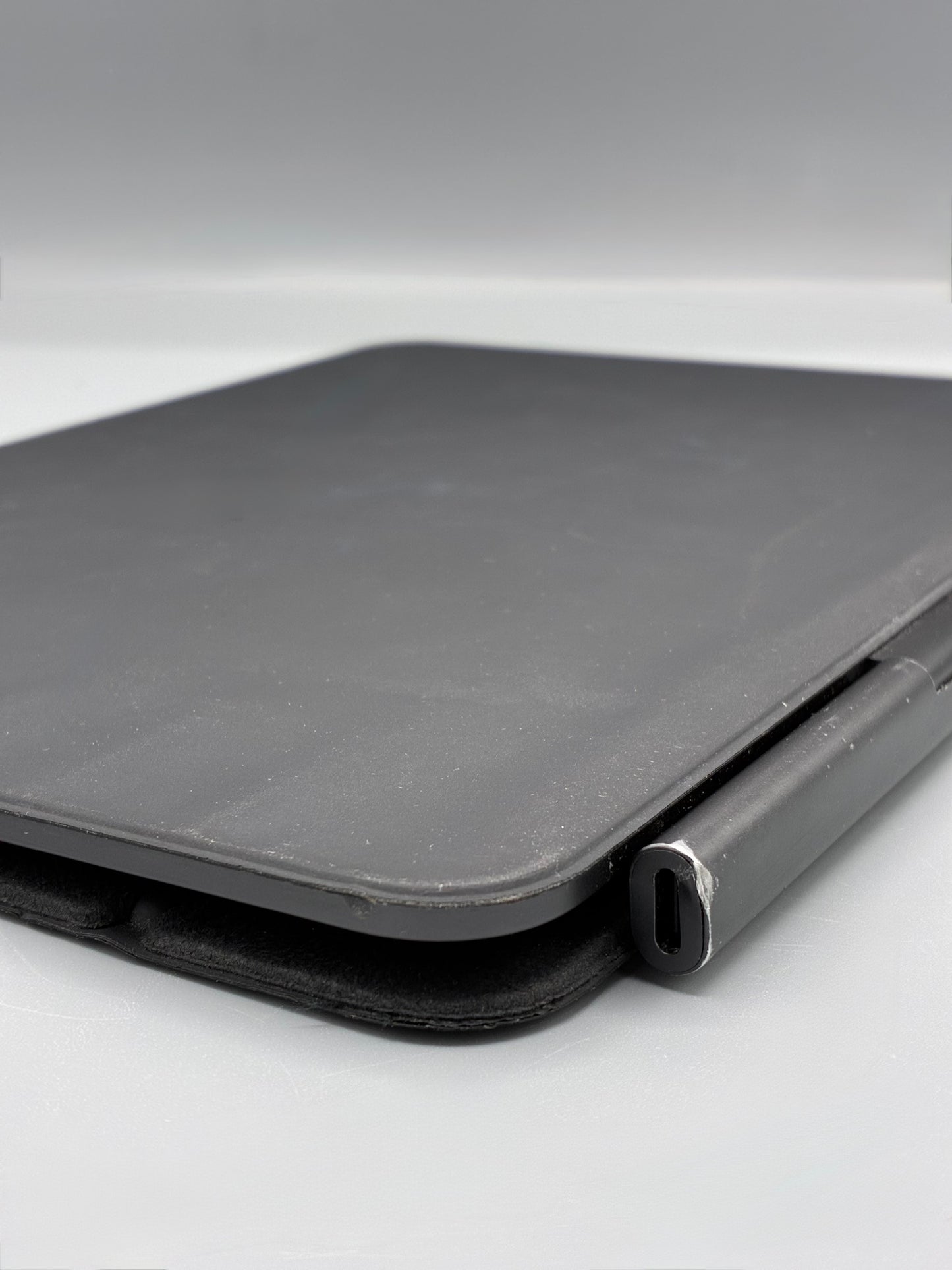 Tastatura Apple Magic pentru iPad Pro 11" (M4/M5), Second-Hand, Uzata, Black