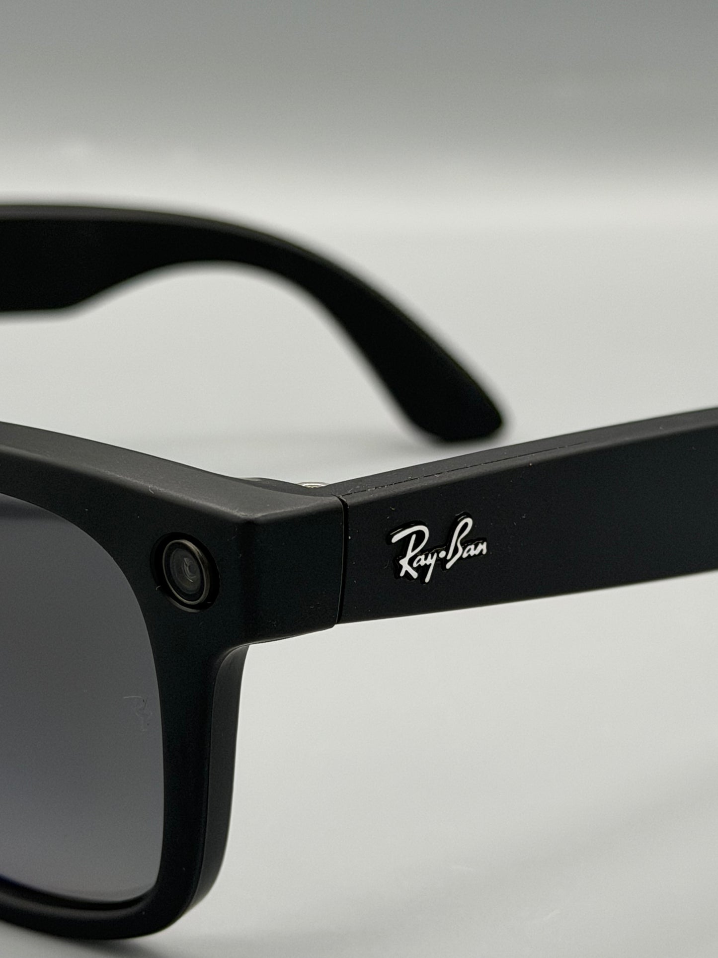RESIGILAT: Ochelari Smart Ray-Ban Meta Wayfarer, Marime L, 32 GB stocare, Camera Foto 12mp, 5 microfoane, difuzoare, Wifi 6, Meta AI, Large, Gradient-Grafit-Polarizat, Negru-Mat