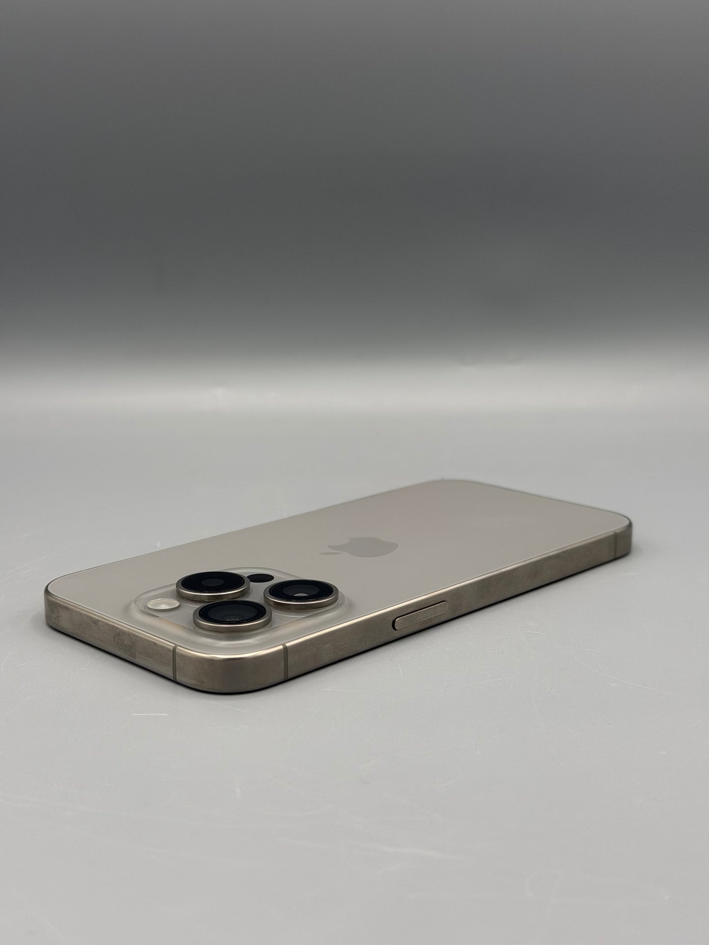 iPhone 15 Pro, 256 GB, Baterie 90% , 693 Cicluri, Natural Titanium