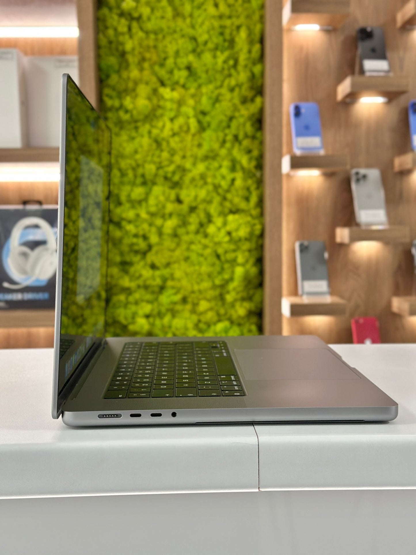 MacBook Pro 16" | Procesor M2 Pro | 16 GB RAM | 512 GB SSD | US INT | Space Grey | 133 Cicluri