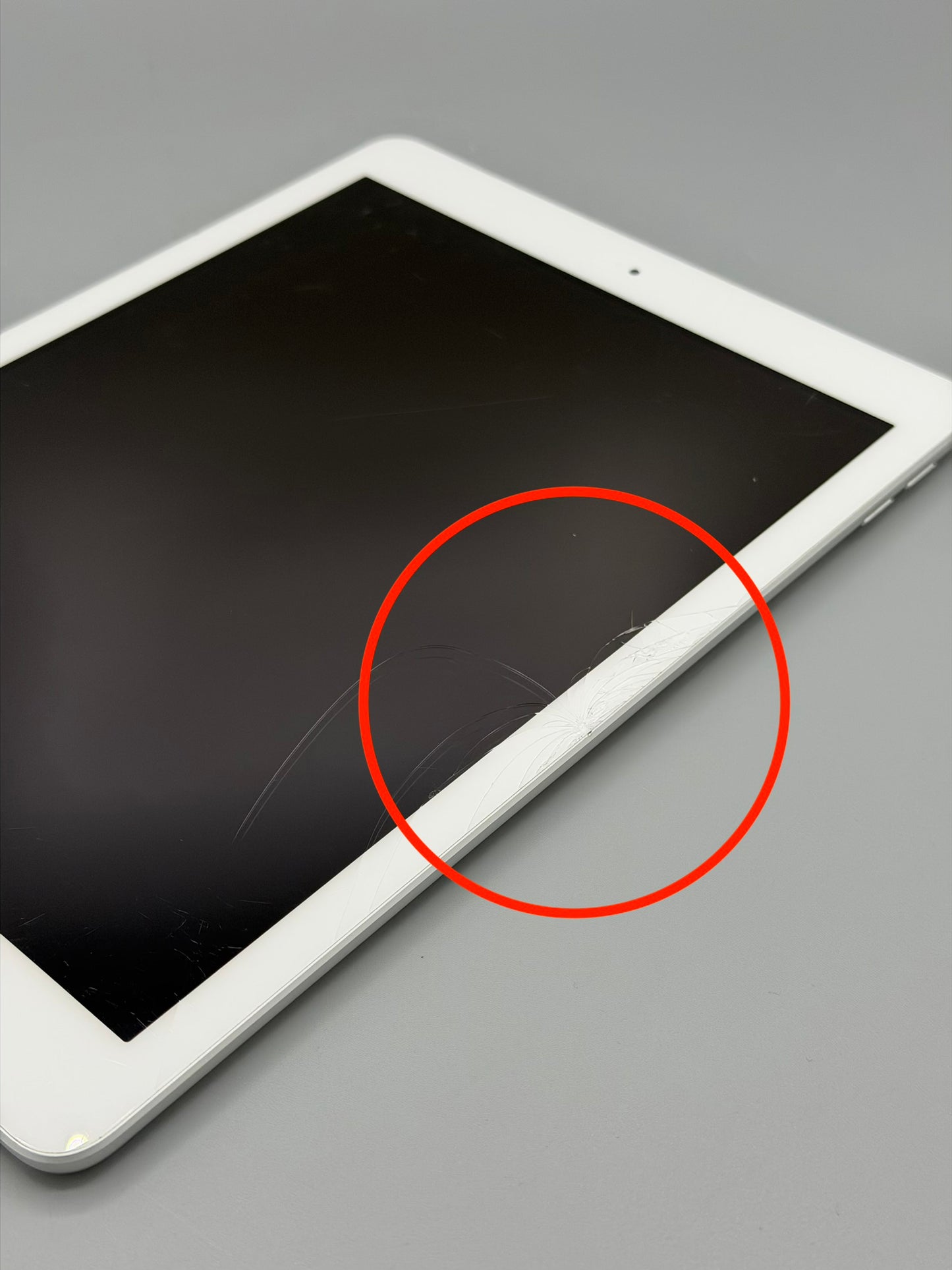 iPad Generatia 5 / 32 GB / Ecran fisurat / Alb
