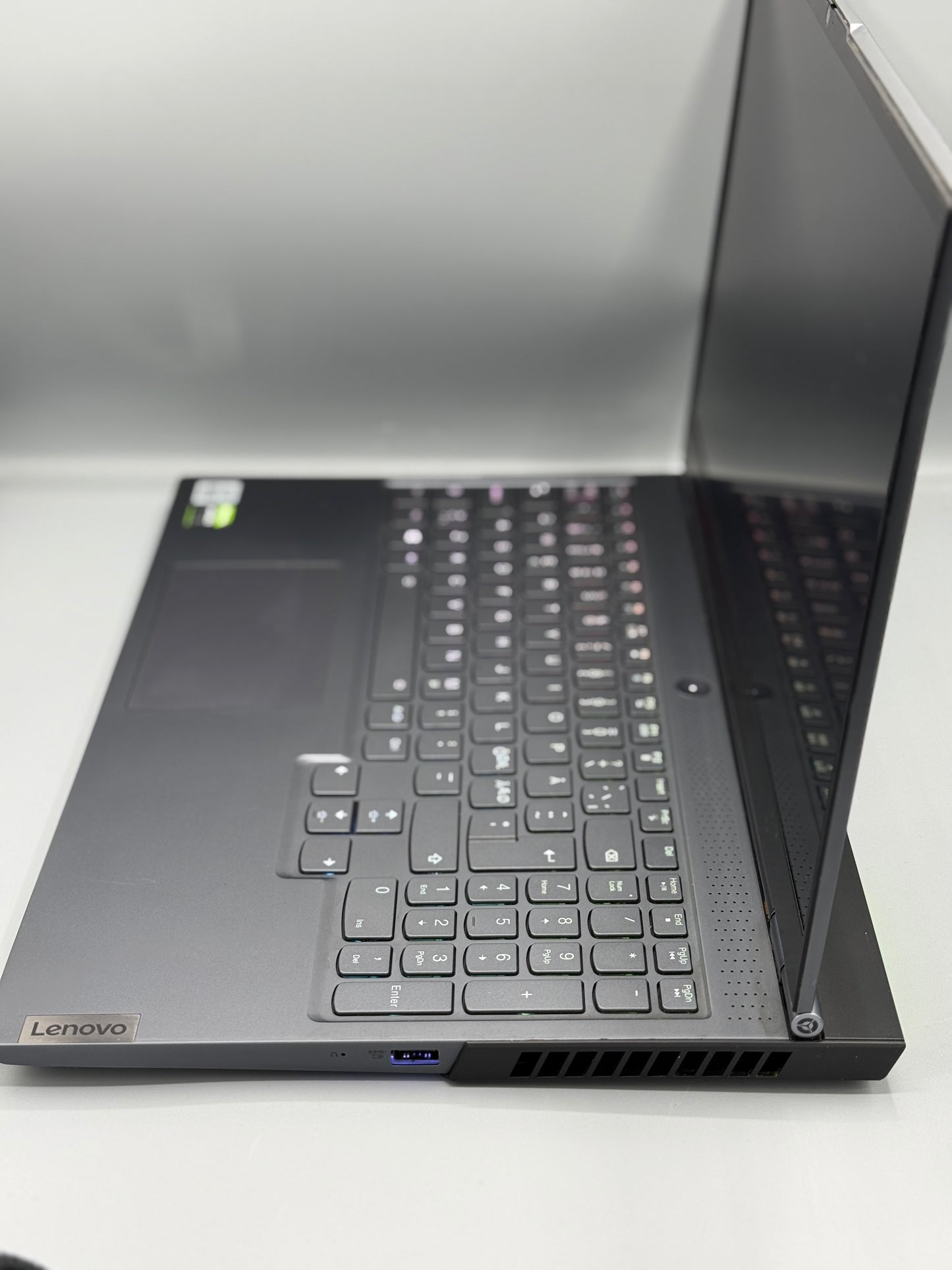 Lenovo Legion 7 i7 | Gen 10 | 16GB RAM | 1T SSD |RTX 2070 Super Max-Q Design 8GB | Display 15.6 full HD 144 GHz | Incărcător Original