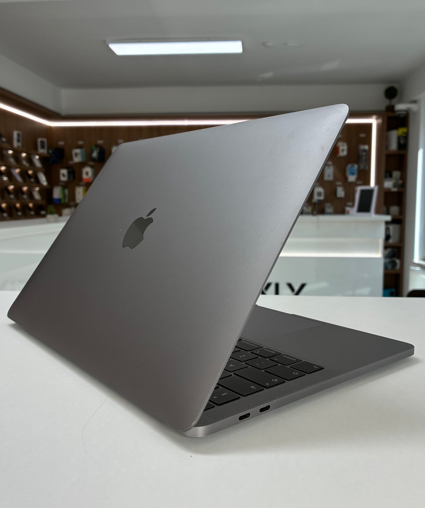 Laptop Apple MacBook Pro 13.3" 2017, i5, 8 GB RAM, 512 GB SSD, 352 Cicluri