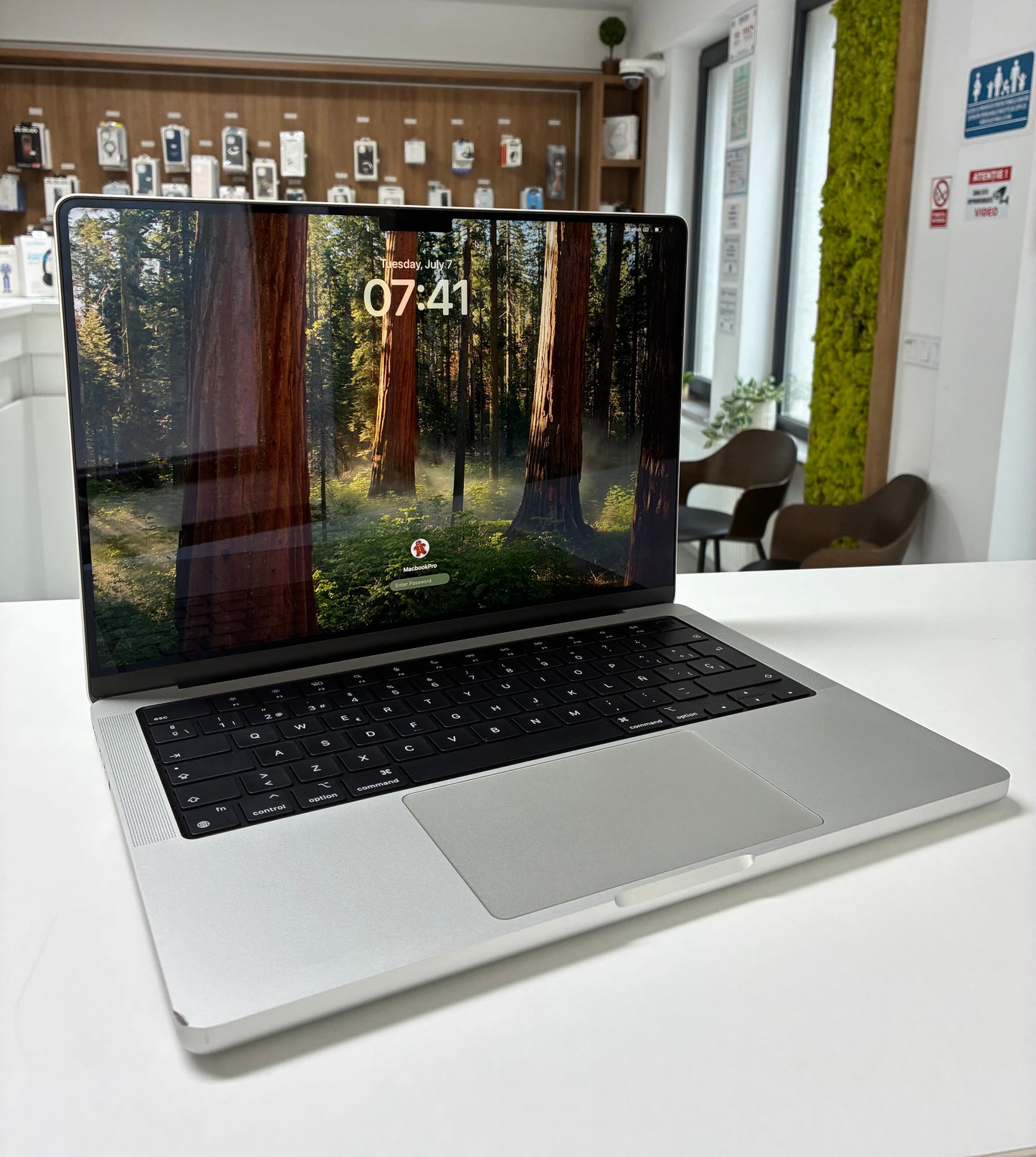 Laptop Apple MacBook Pro 14" 2023, M2 Pro, 16GB RAM, 512GB SSD, Baterie 94%, 67 Cicluri