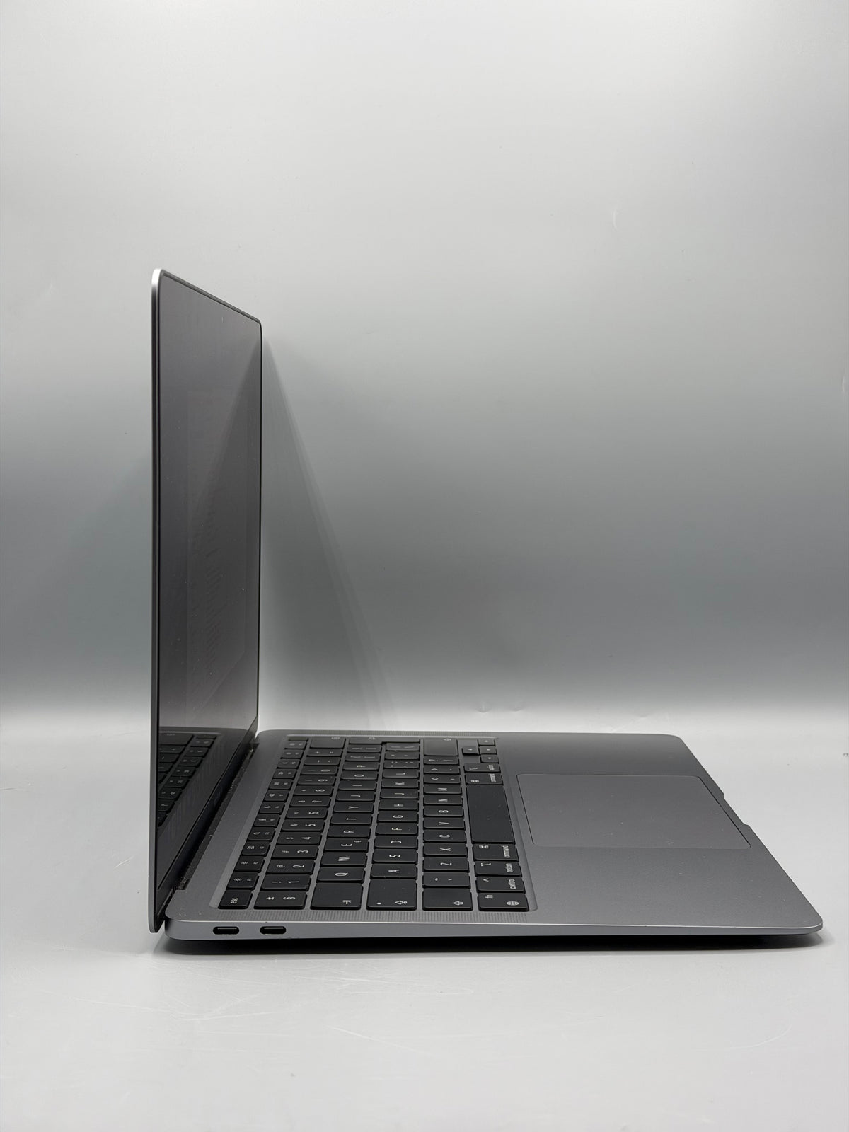 Macbook Air 13" / 2020  / M1 / 8 GB RAM / 250 GB SSD / 177 Cicluri / Silver