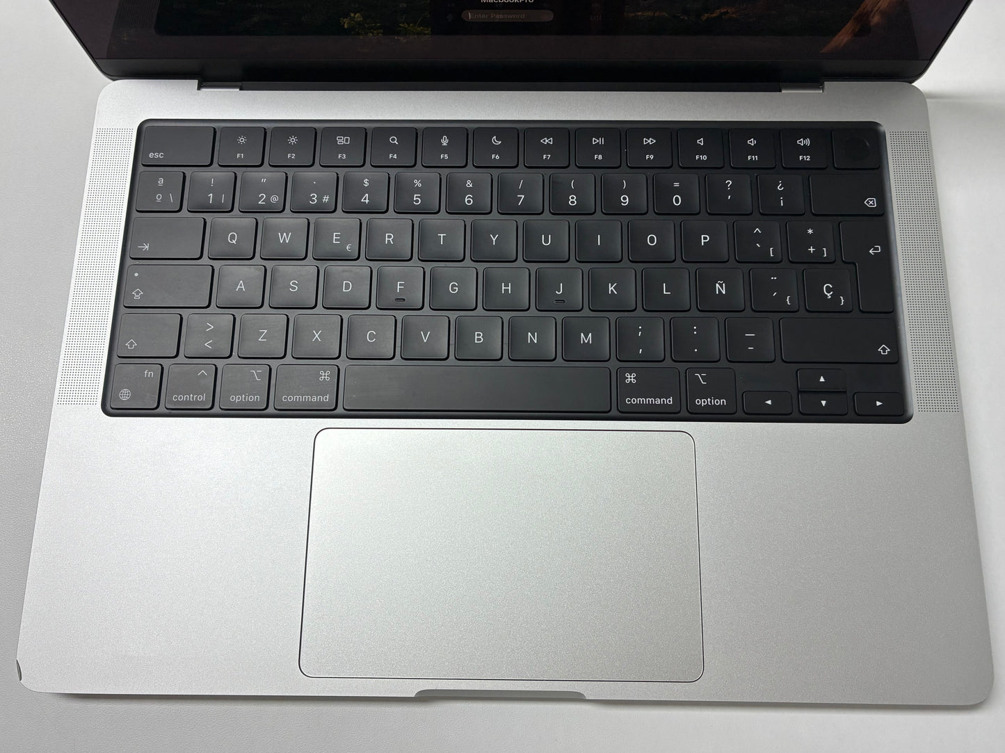 Laptop Apple MacBook Pro 14" 2023, M2 Pro, 16GB RAM, 512GB SSD, Baterie 94%, 67 Cicluri