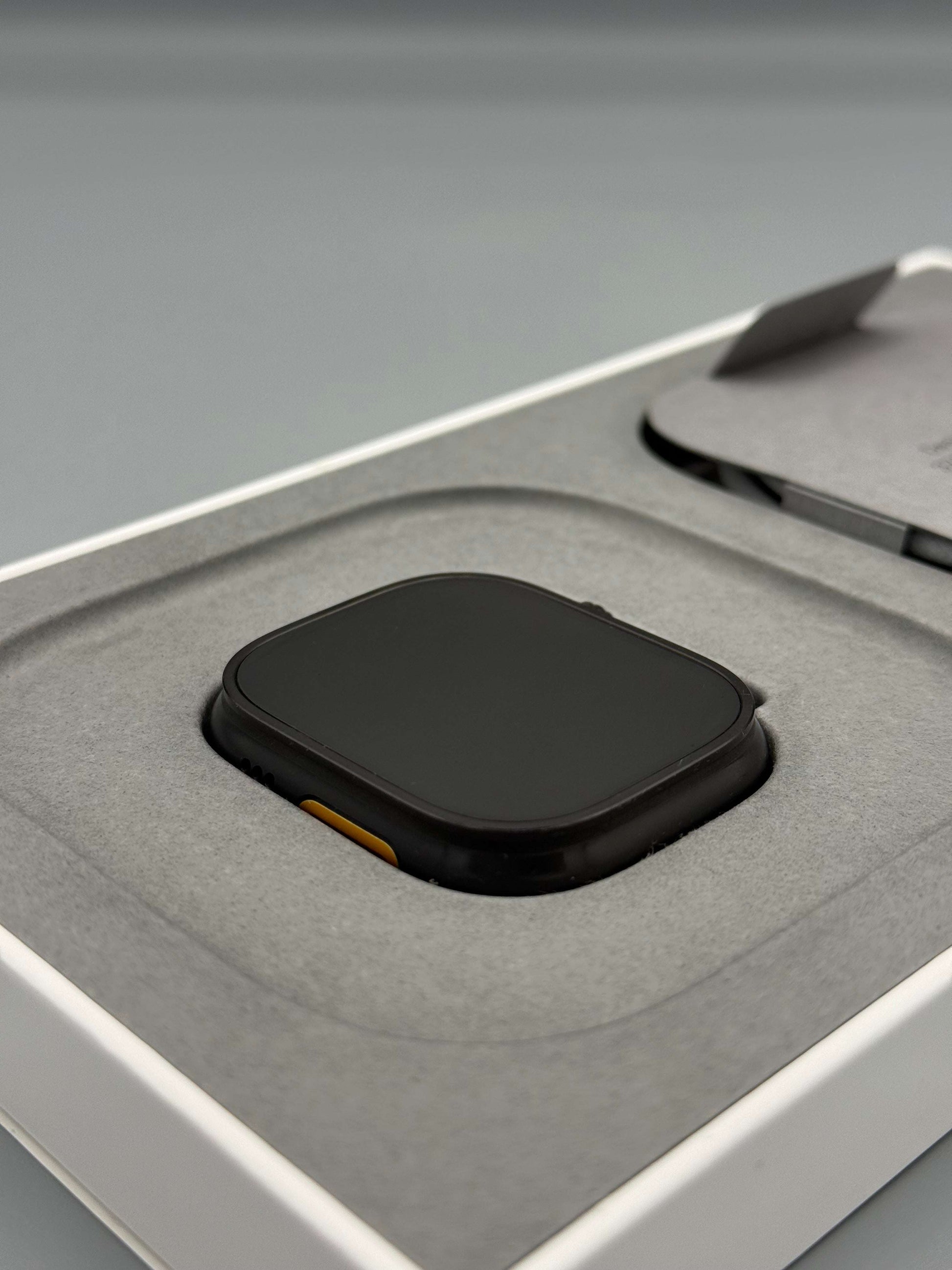 RESIGILAT: Apple Watch Ultra 3, GPS + Cellular, Carcasa Black Titanium 49mm, Black Alpine Loop - Large