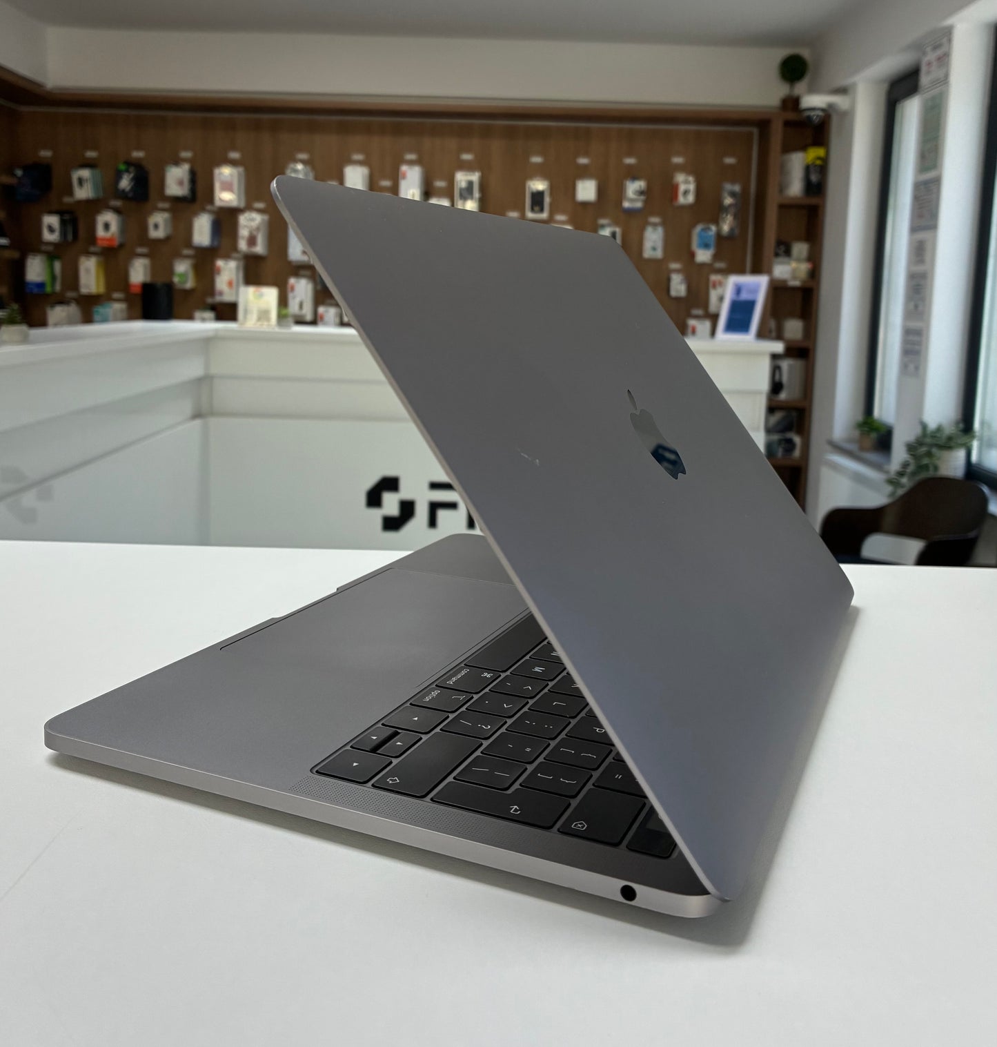 Laptop Apple MacBook Pro 13" 2019, i5, 8GB RAM, 128GB SSD, 556 Cicluri