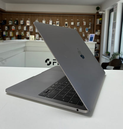 Laptop Apple MacBook Pro 13" 2019, i5, 8GB RAM, 128GB SSD, 556 Cicluri
