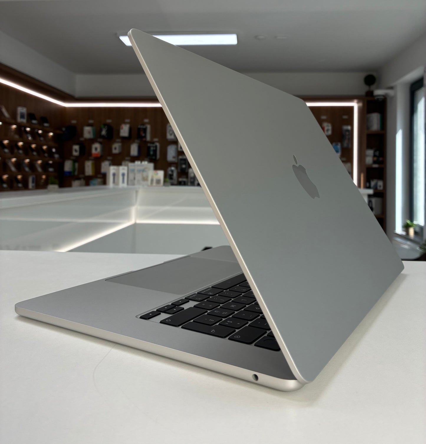 MacBook Air 15" M4 (2025), 16GB RAM, 256GB SSD, Baterie 100%, 11 Cicluri, Silver