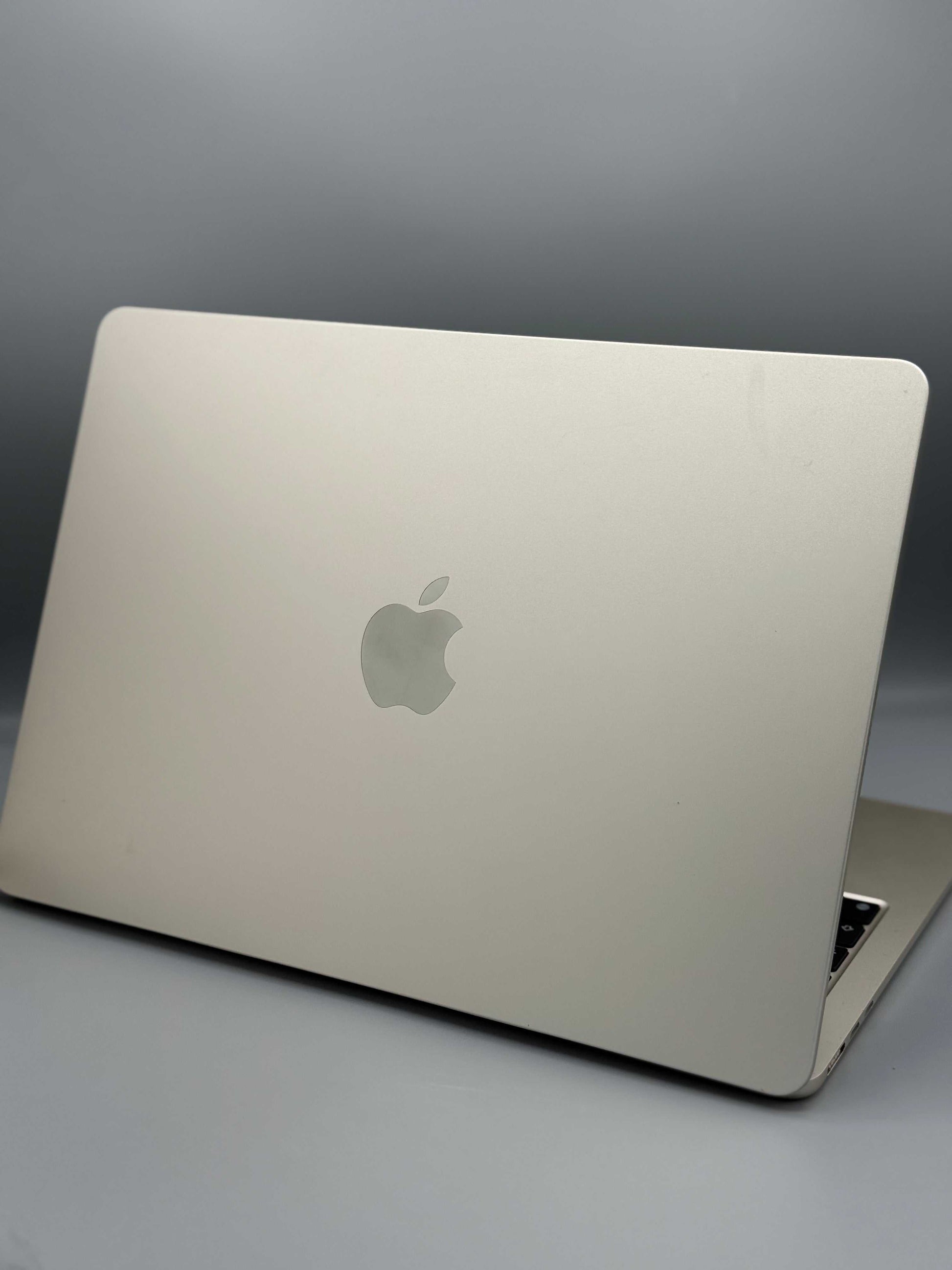 Macbook Air 13,3" | Procesor M2 | 8 GB RAM | 250 GB SSD | 28 Cicluri
