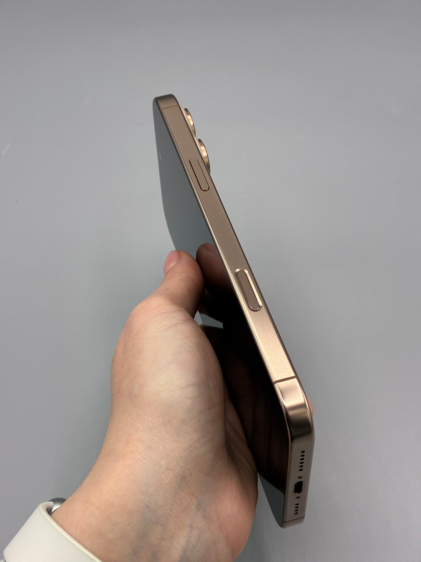 iPhone 16 Pro Max, 256 GB, Baterie 100%, 71 Cicluri, Spate fisurat, Desert Titanium