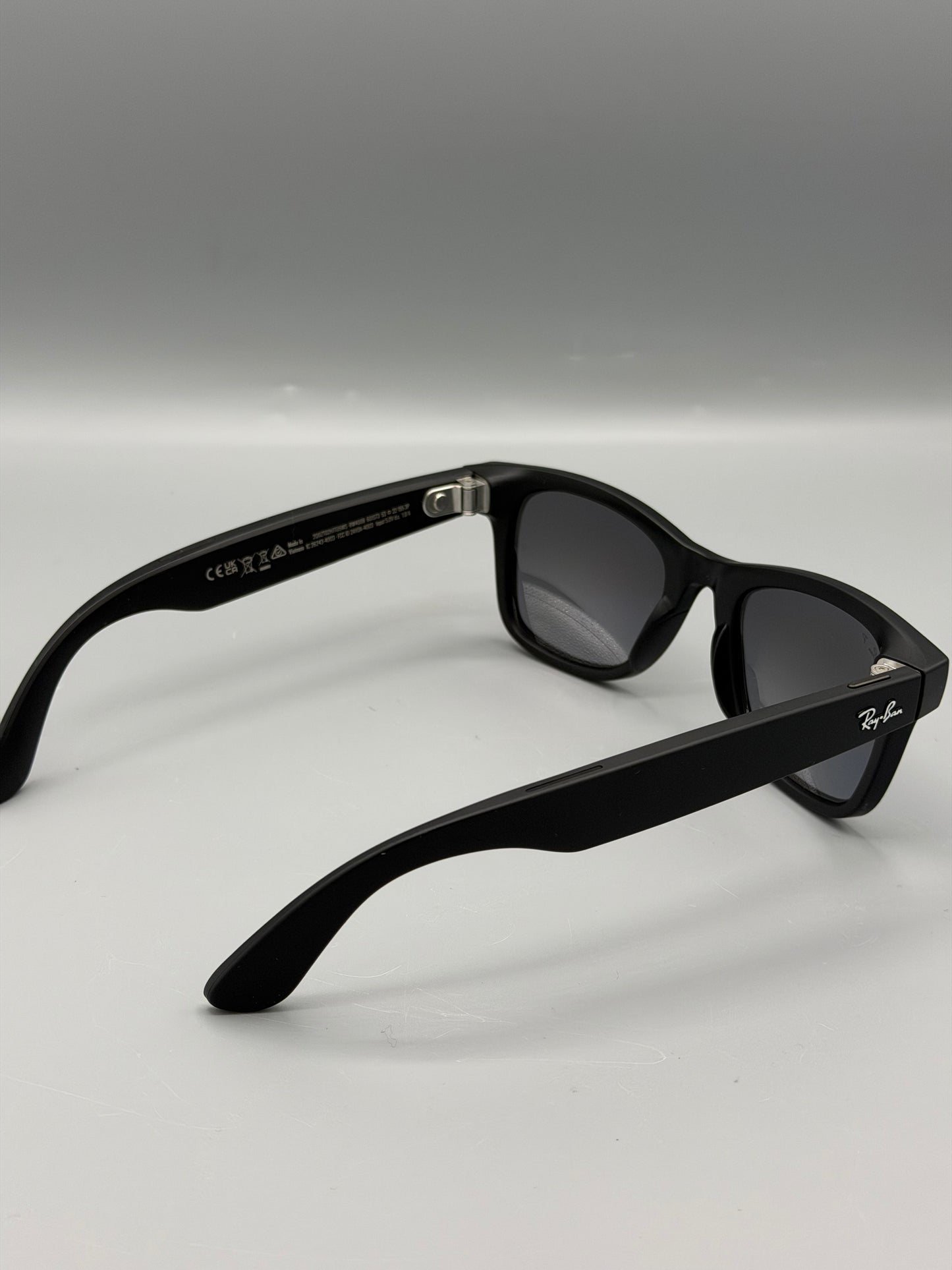 RESIGILAT: Ochelari Smart Ray-Ban Meta Wayfarer, Marime L, 32 GB stocare, Camera Foto 12mp, 5 microfoane, difuzoare, Wifi 6, Meta AI, Large, Gradient-Grafit-Polarizat, Negru-Mat