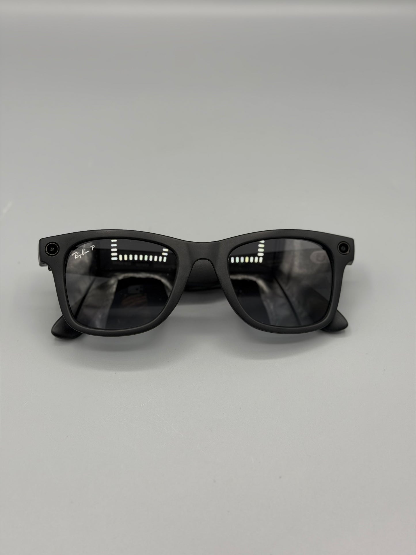 RESIGILAT: Ochelari Smart Ray-Ban Meta Wayfarer, Marime L, 32 GB stocare, Camera Foto 12mp, 5 microfoane, difuzoare, Wifi 6, Meta AI, Large, Gradient-Grafit-Polarizat, Negru-Mat