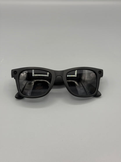 RESIGILAT: Ochelari Smart Ray-Ban Meta Wayfarer, Marime L, 32 GB stocare, Camera Foto 12mp, 5 microfoane, difuzoare, Wifi 6, Meta AI, Large, Gradient-Grafit-Polarizat, Negru-Mat