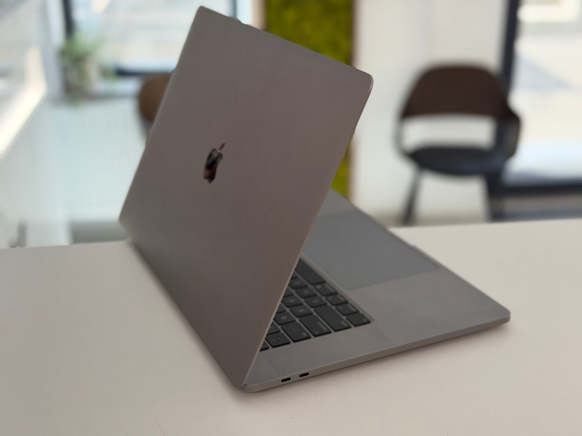 Macbook Pro 16" 2019 / Intel I7 / Touchbar / 500 GB SSD / 16 GB RAM / Silver