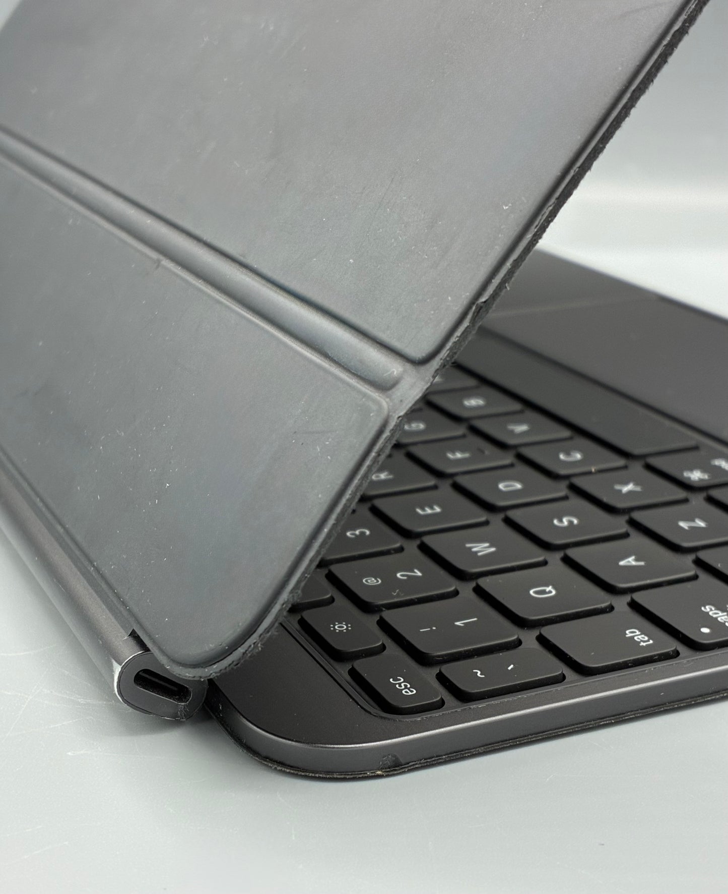 Tastatura Apple Magic pentru iPad Pro 11" (M4/M5), Second-Hand, Uzata,  Black
