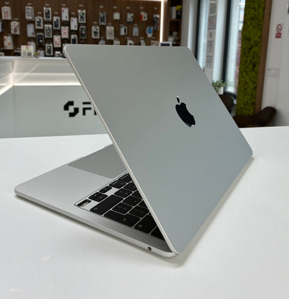 Laptop Apple MacBook Air 2022, M2, 13.6", 8 GB RAM, 512 GB SSD, Baterie 89%, 307 Cicluri, Tasta lipsa