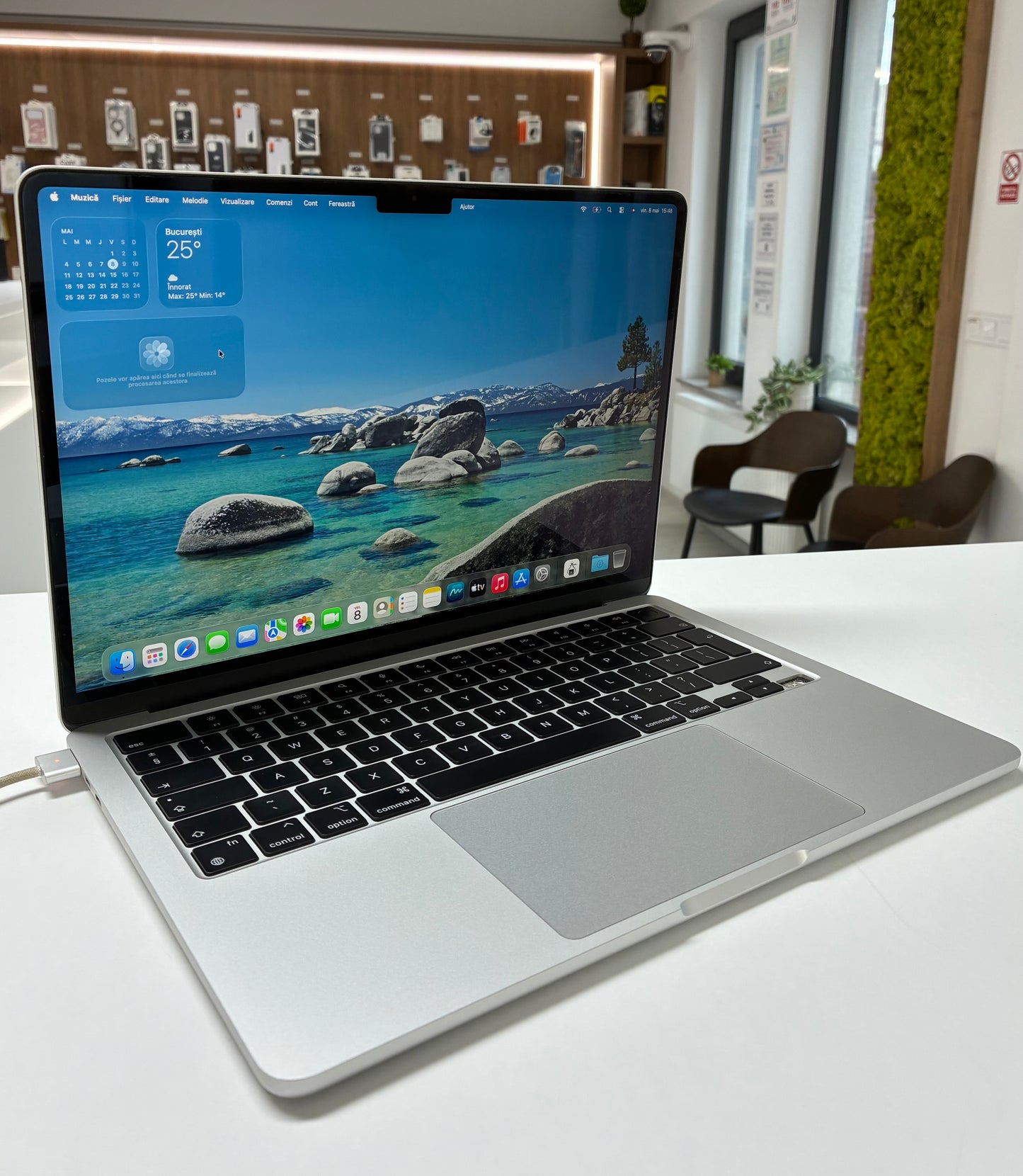Laptop Apple MacBook Air 2022, M2, 13.6", 8 GB RAM, 512 GB SSD, Baterie 89%, 307 Cicluri, Tasta lipsa