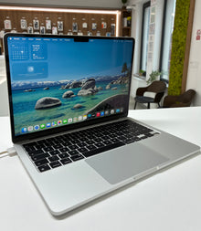 Laptop Apple MacBook Air 2022, M2, 13.6", 8 GB RAM, 512 GB SSD, Baterie 89%, 307 Cicluri, Tasta lipsa