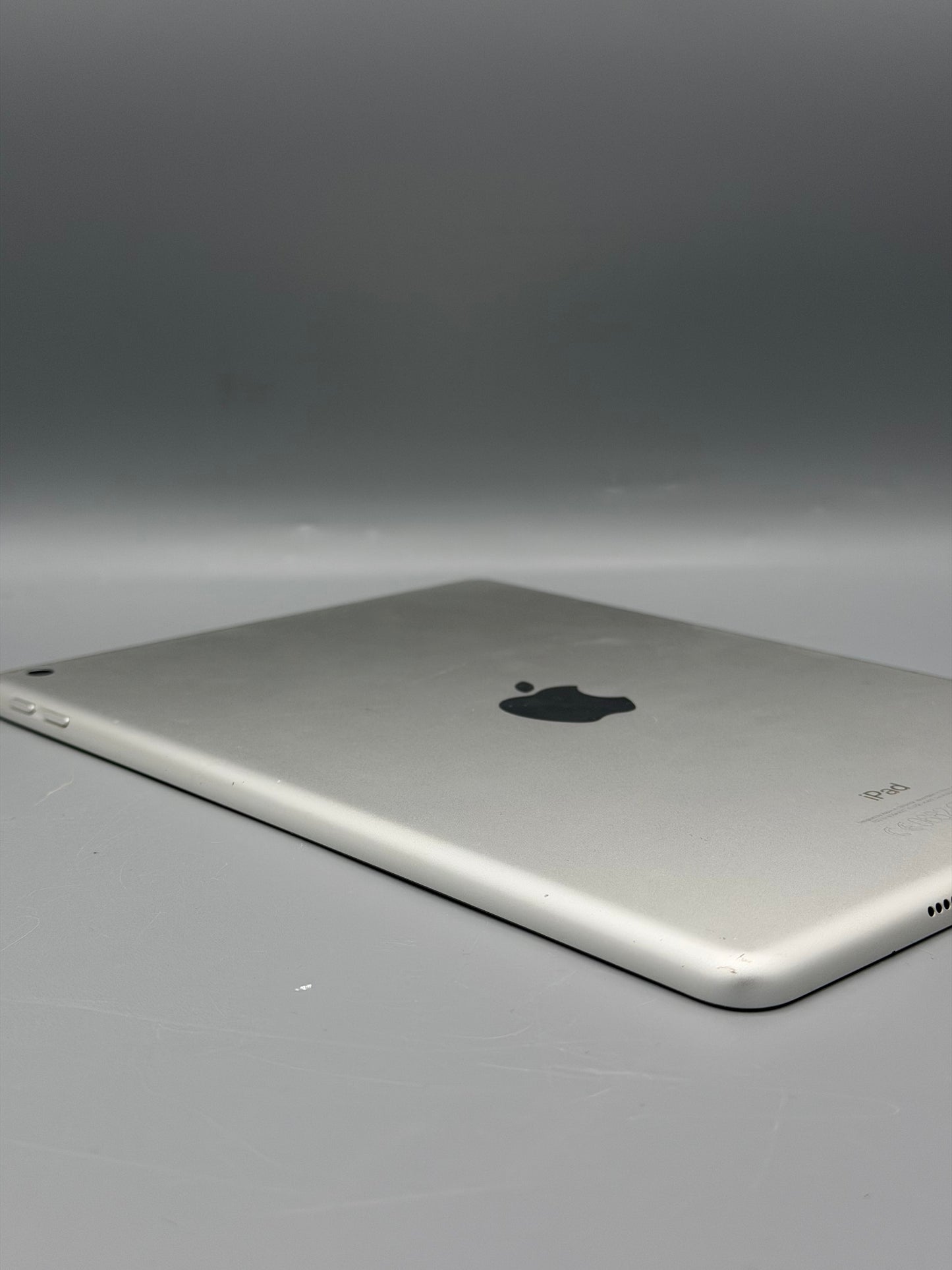 iPad Generatia 5 / 32 GB / Ecran fisurat / Alb