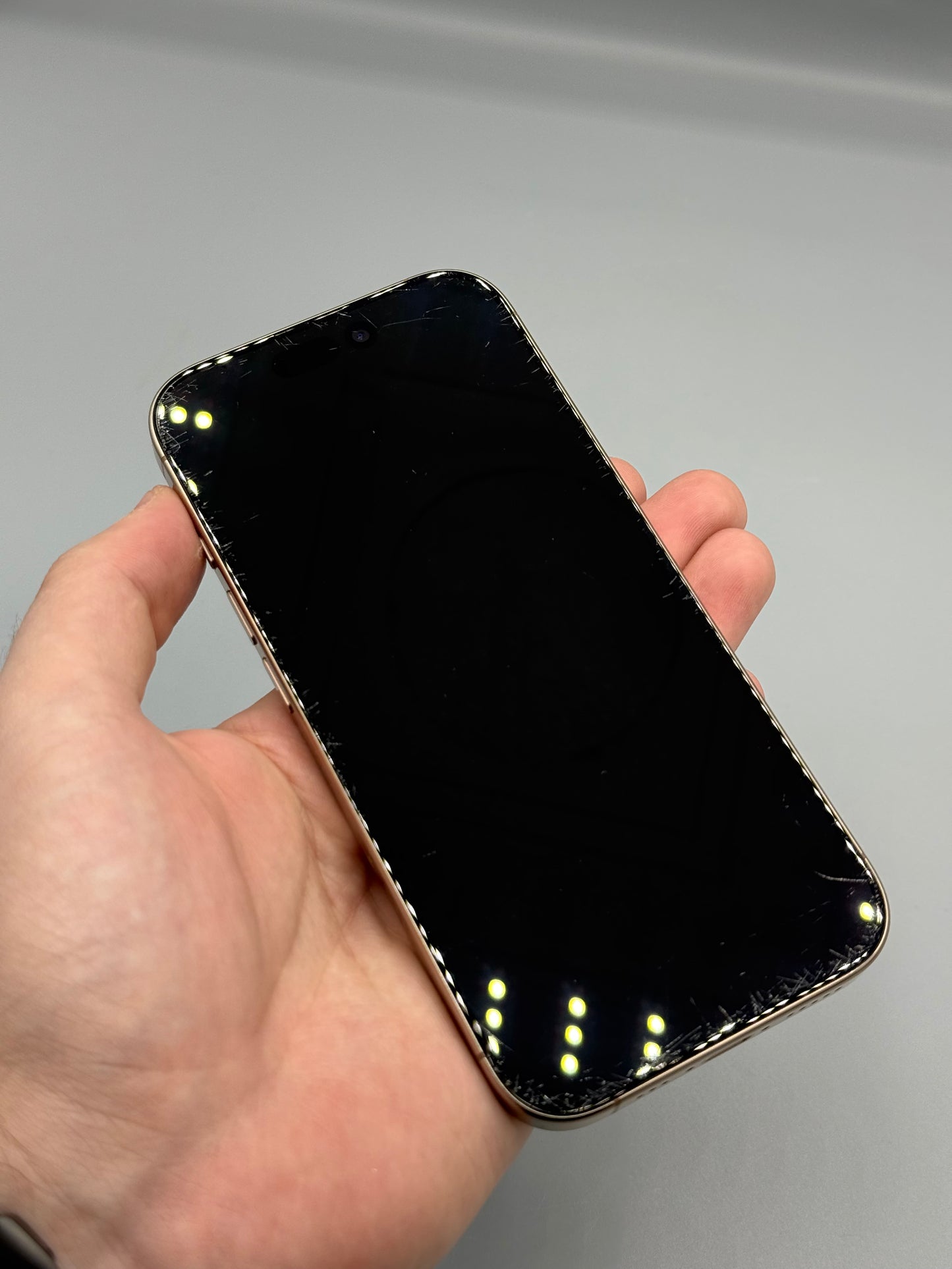 iPhone 16 Pro | 256 GB | Baterie 93% | 391 Cicluri | Desert Titainium | Ecran zgariat