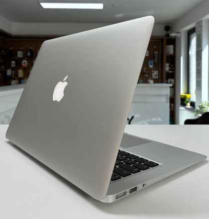 MacBook Air 13'' 2014, 4GB RAM, 128GB SSD, 227 Cicluri, Silver, Incarcator inclus