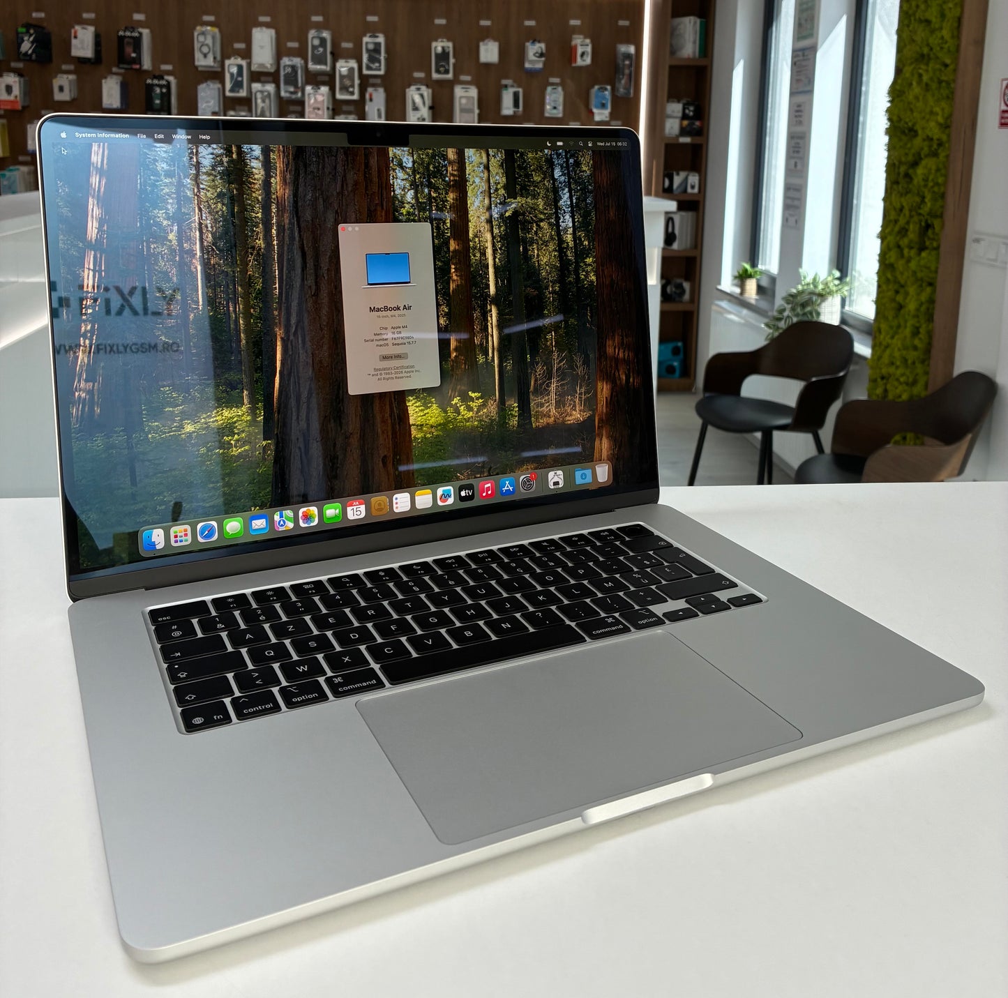 MacBook Air 15" M4 (2025), 16GB RAM, 256GB SSD, Baterie 100%, 11 Cicluri, Silver