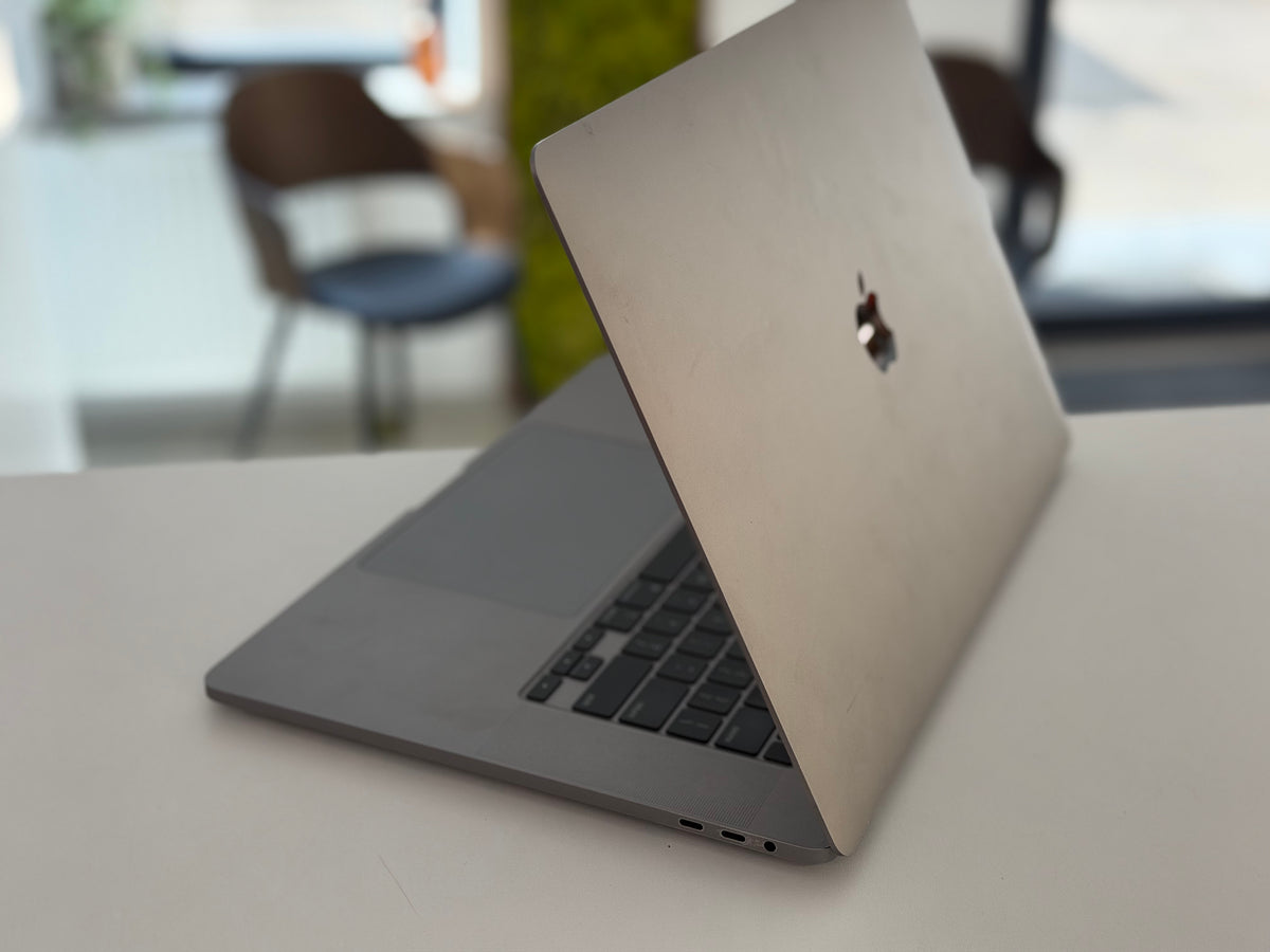 Macbook Pro 16" 2019 / Intel I7 / Touchbar / 500 GB SSD / 16 GB RAM / Silver