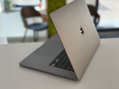 Macbook Pro 16" 2019 / Intel I7 / Touchbar / 500 GB SSD / 16 GB RAM / Silver