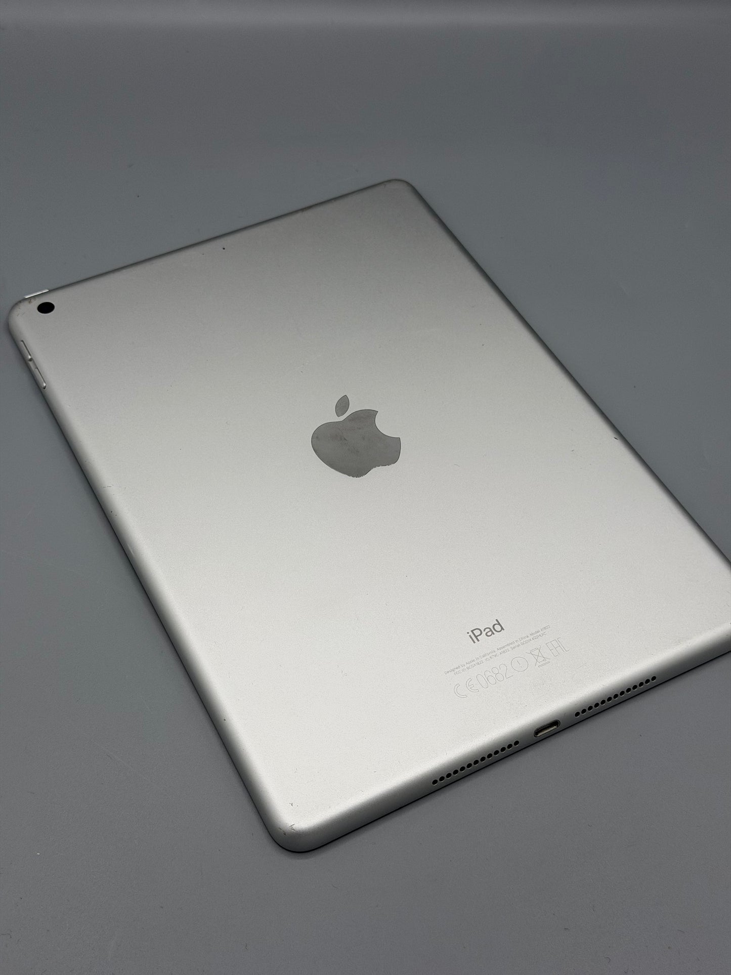 iPad Generatia 5 / 32 GB / Ecran fisurat / Alb