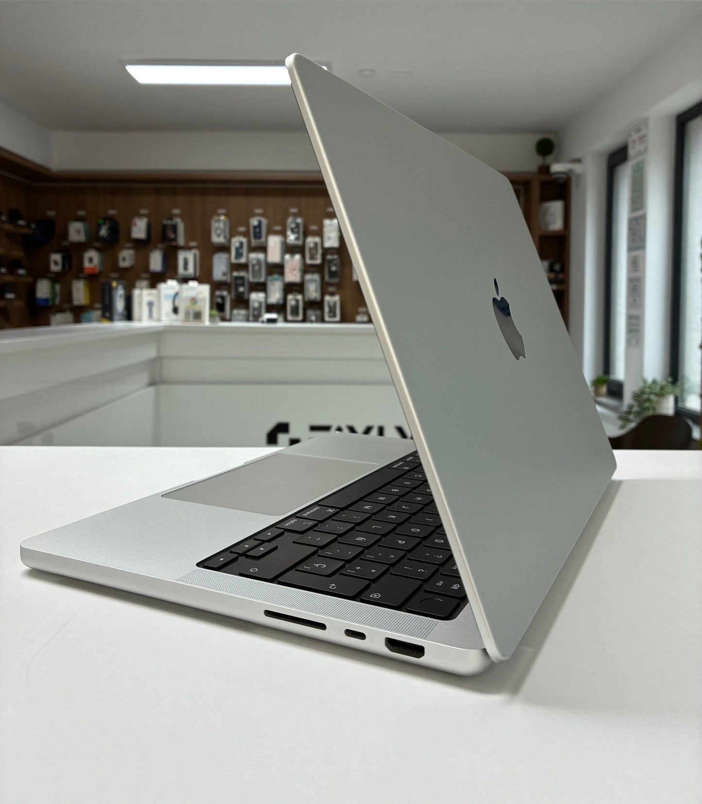 Laptop Apple MacBook Pro 14" 2023, M2 Pro, 16GB RAM, 512GB SSD, Baterie 94%, 67 Cicluri