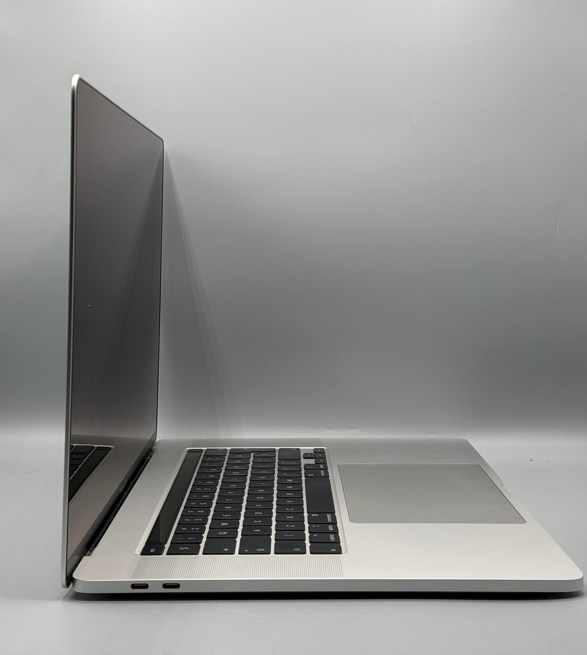 Macbook Pro 16" / 2019 / Touchbar / i7 / 16 GB RAM / 500 GB SSD / 321 Cicluri / Silver