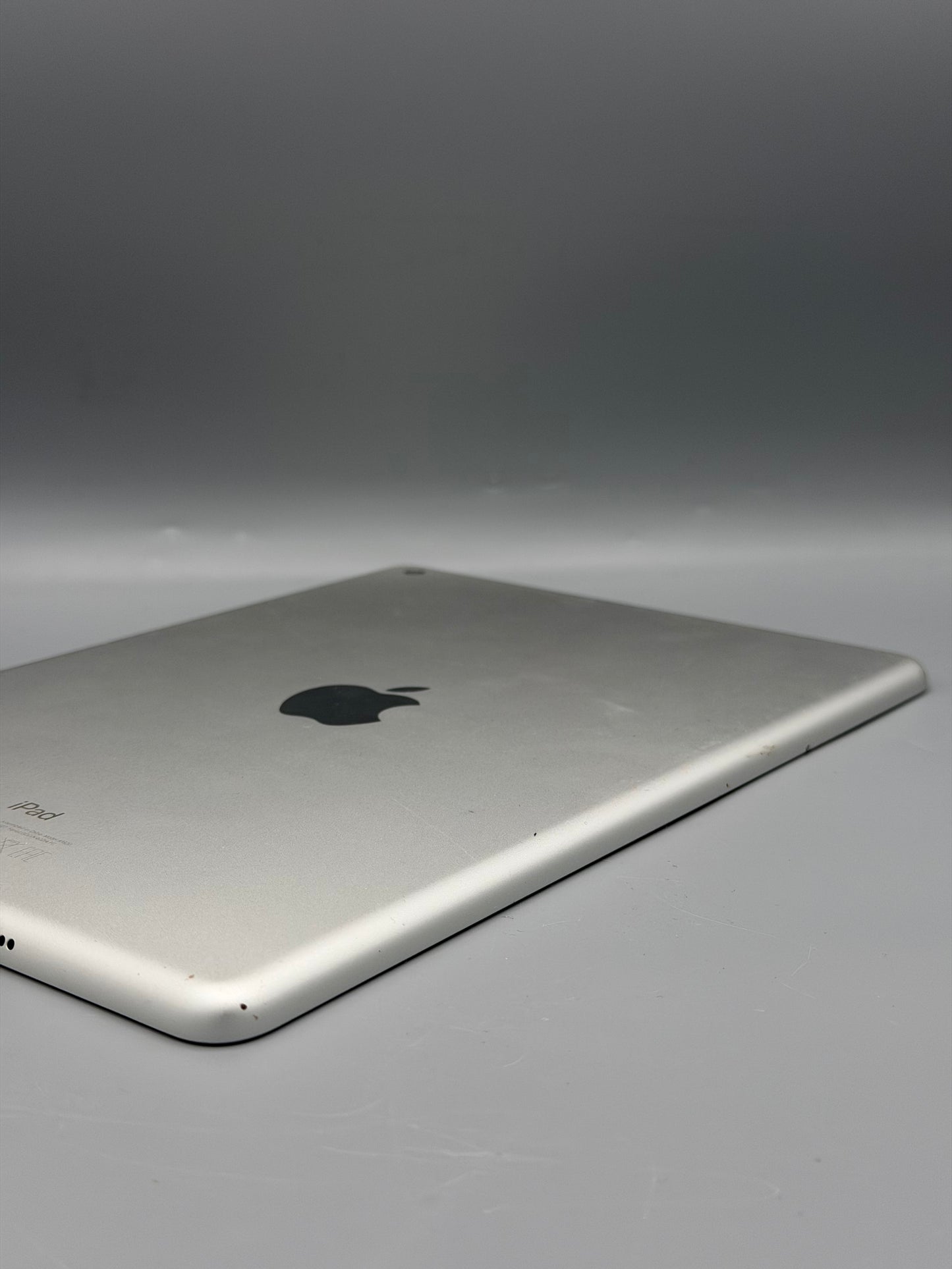 iPad Generatia 5 / 32 GB / Ecran fisurat / Alb