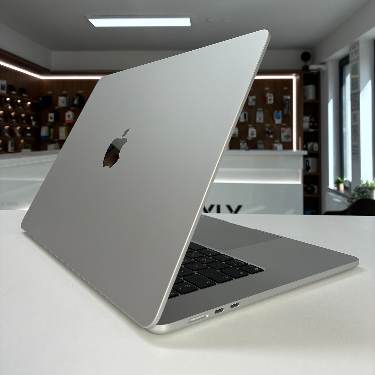 MacBook Air 15" M4 (2025), 16GB RAM, 256GB SSD, Baterie 100%, 11 Cicluri, Silver