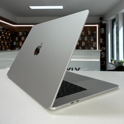 MacBook Air 15" M4 (2025), 16GB RAM, 256GB SSD, Baterie 100%, 11 Cicluri, Silver