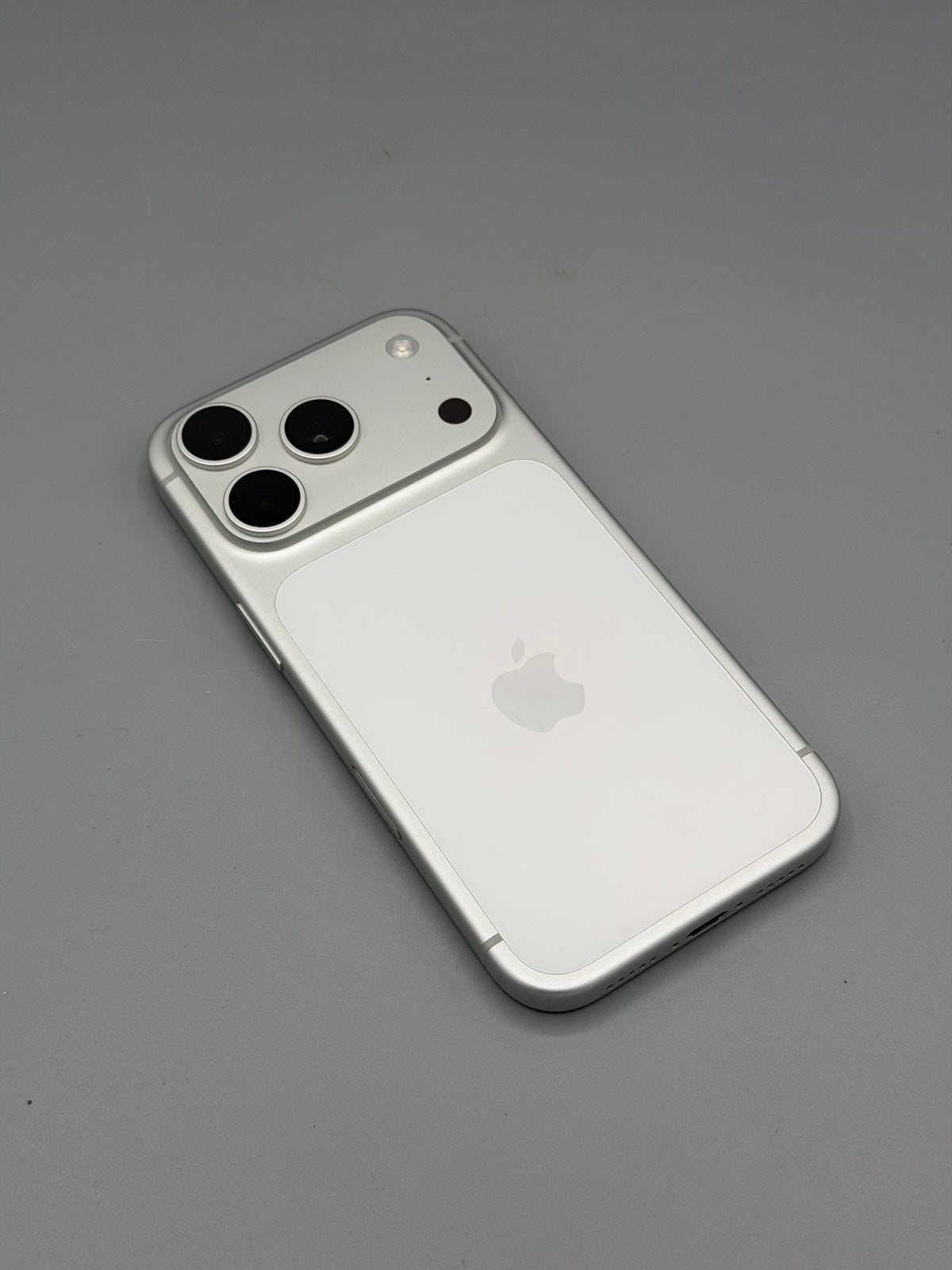 iPhone 17 Pro, 256 GB, Baterie 99%, 206 Cicluri, Silver