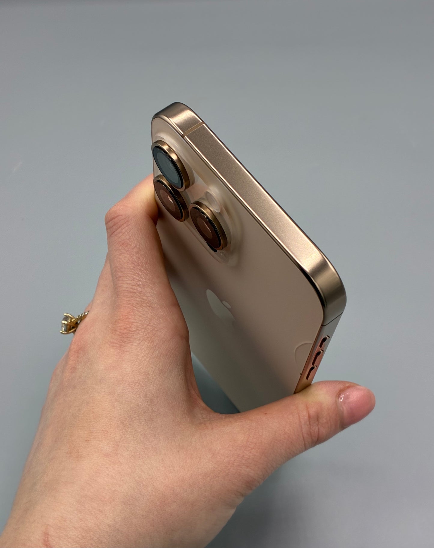 iPhone 16 Pro Max, 256 GB, Baterie 100%, 71 Cicluri, Spate fisurat, Desert Titanium