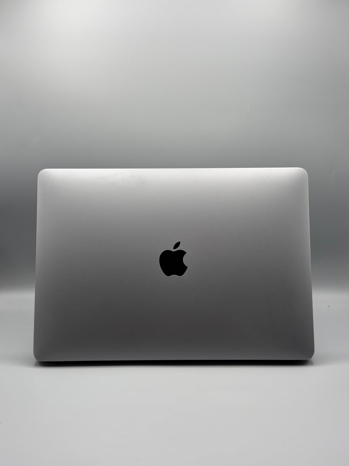 Macbook Air 13" / 2020  / M1 / 8 GB RAM / 250 GB SSD / 177 Cicluri / Silver