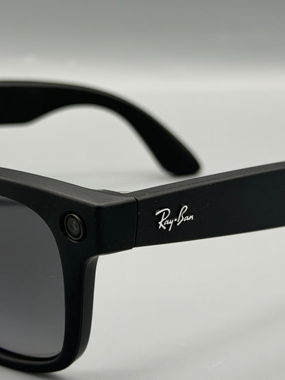 RESIGILAT: Ochelari Smart Ray-Ban Meta Wayfarer, Marime L, 32 GB stocare, Camera Foto 12mp, 5 microfoane, difuzoare, Wifi 6, Meta AI, Large, Gradient-Grafit-Polarizat, Negru-Mat