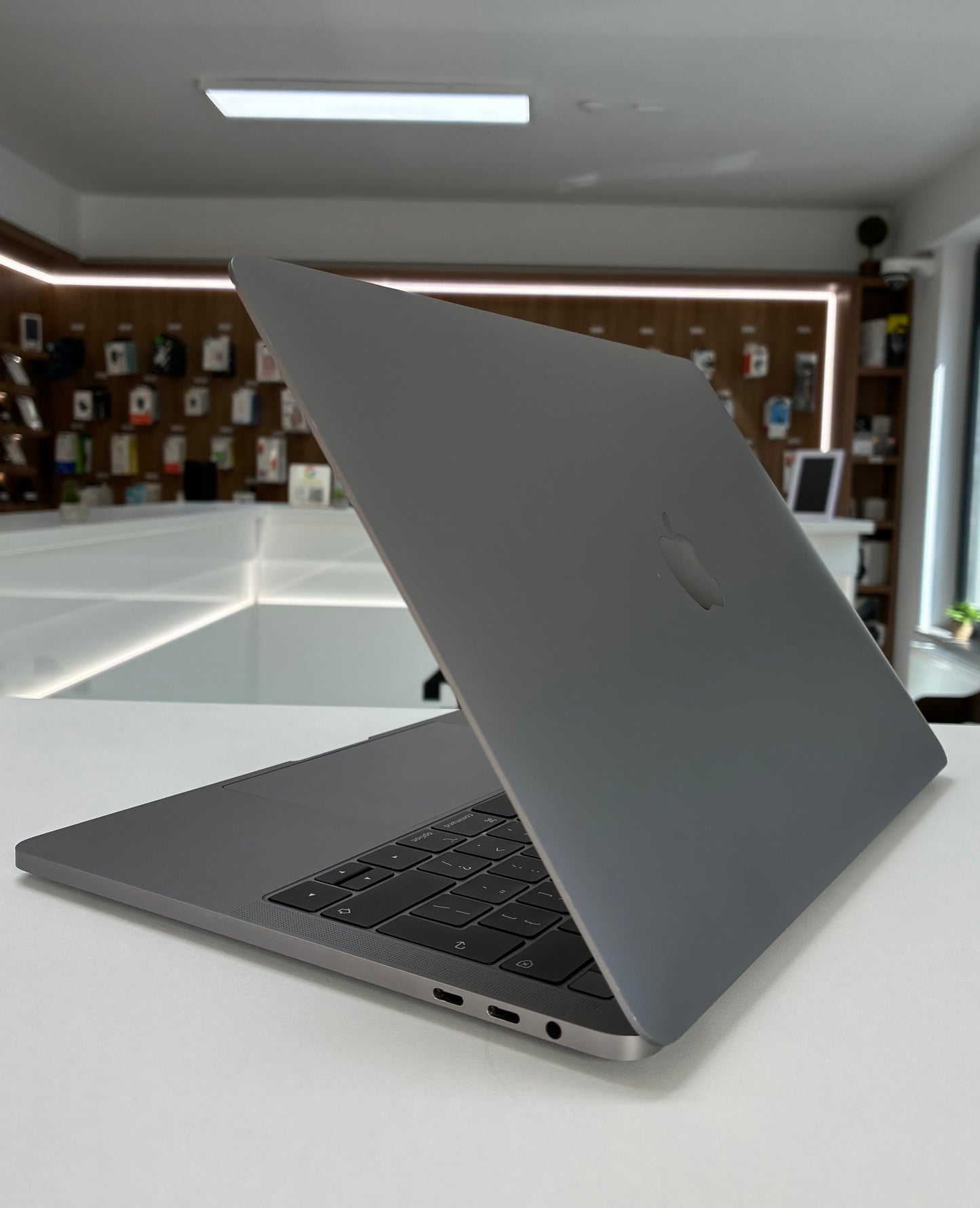 Laptop Apple MacBook Pro 13.3" 2017, i5, 8 GB RAM, 512 GB SSD, 352 Cicluri