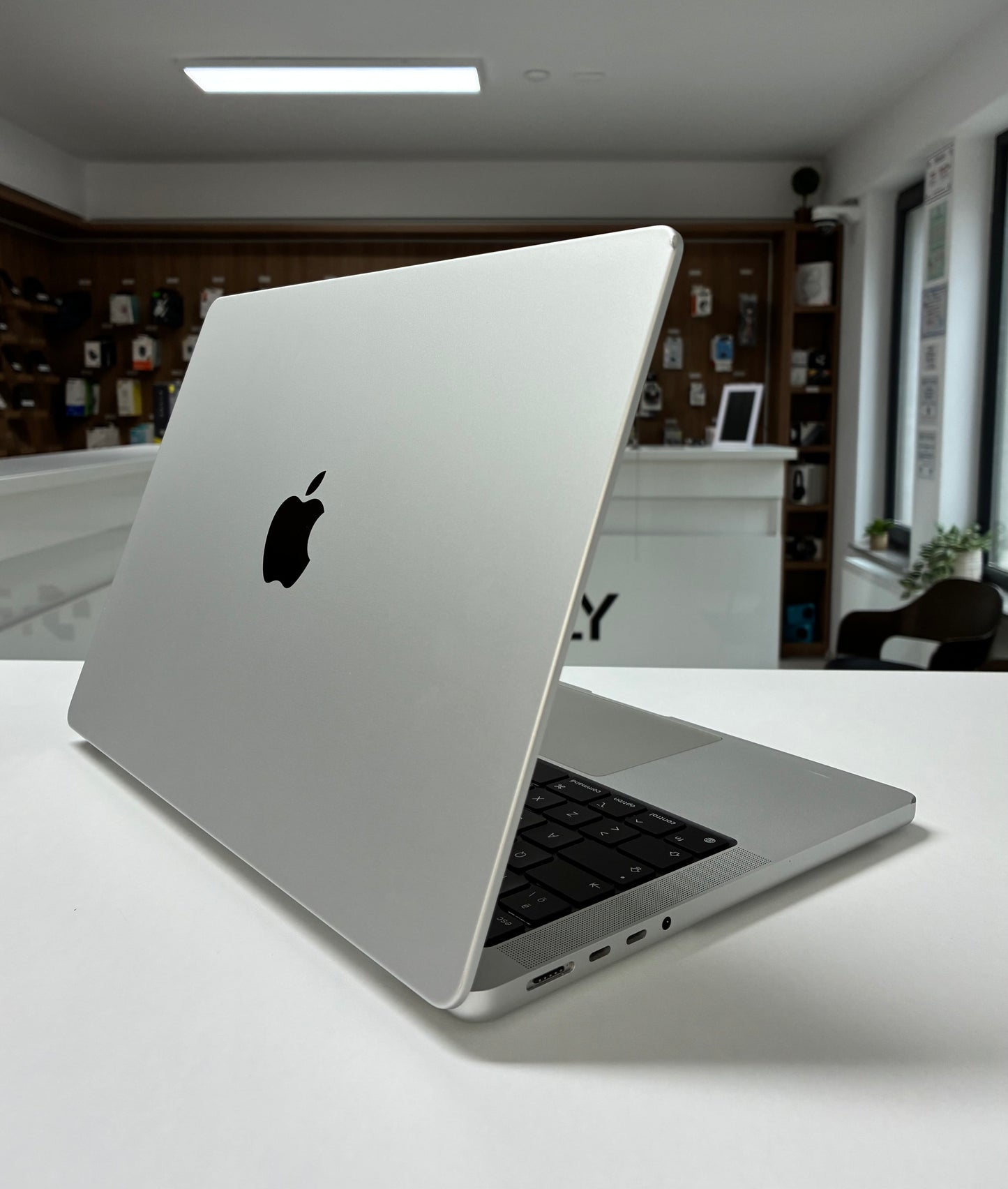 Laptop Apple MacBook Pro 14" 2023, M2 Pro, 16GB RAM, 512GB SSD, Baterie 94%, 67 Cicluri
