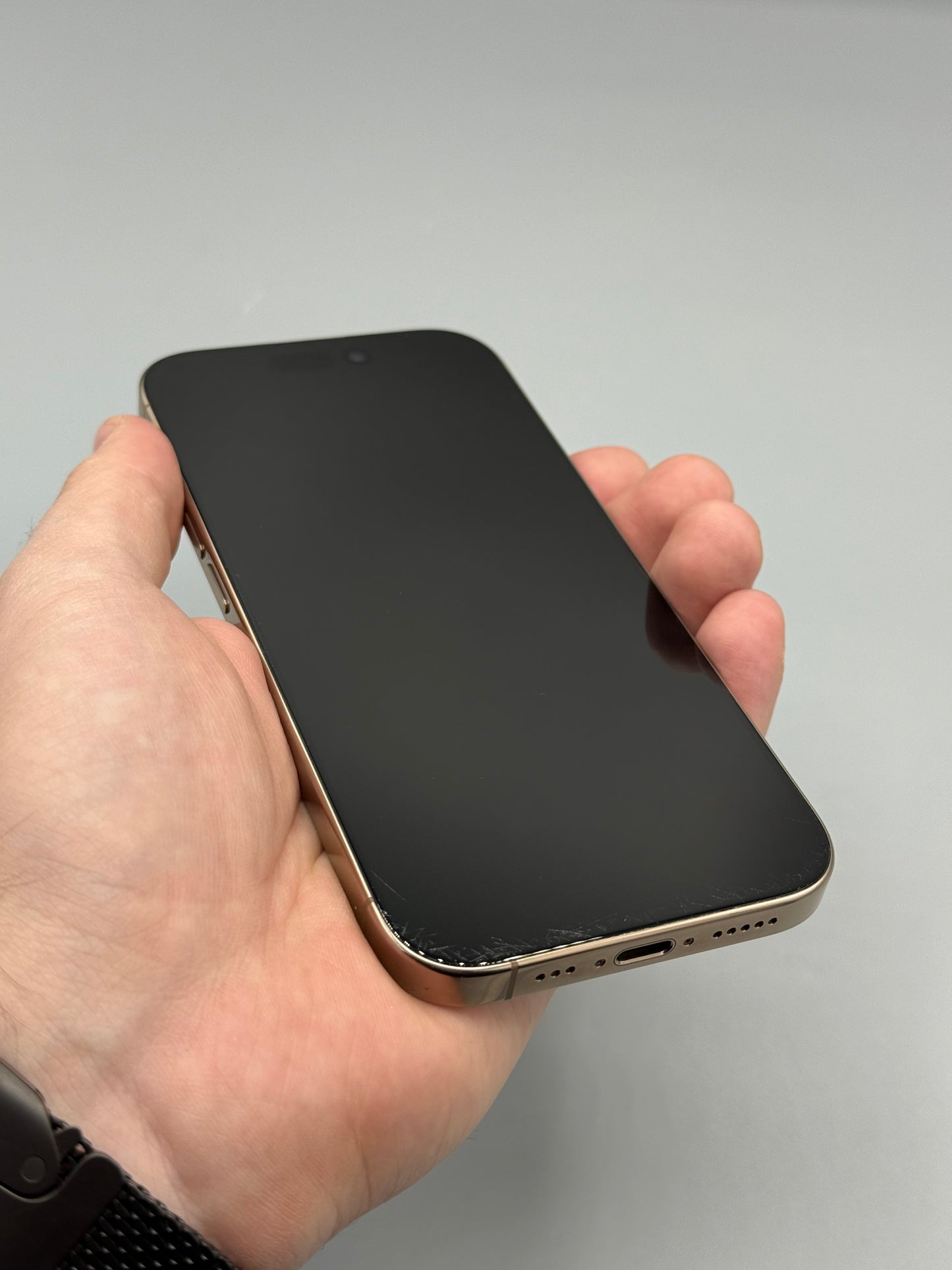 iPhone 16 Pro | 256 GB | Baterie 93% | 391 Cicluri | Desert Titainium | Ecran zgariat