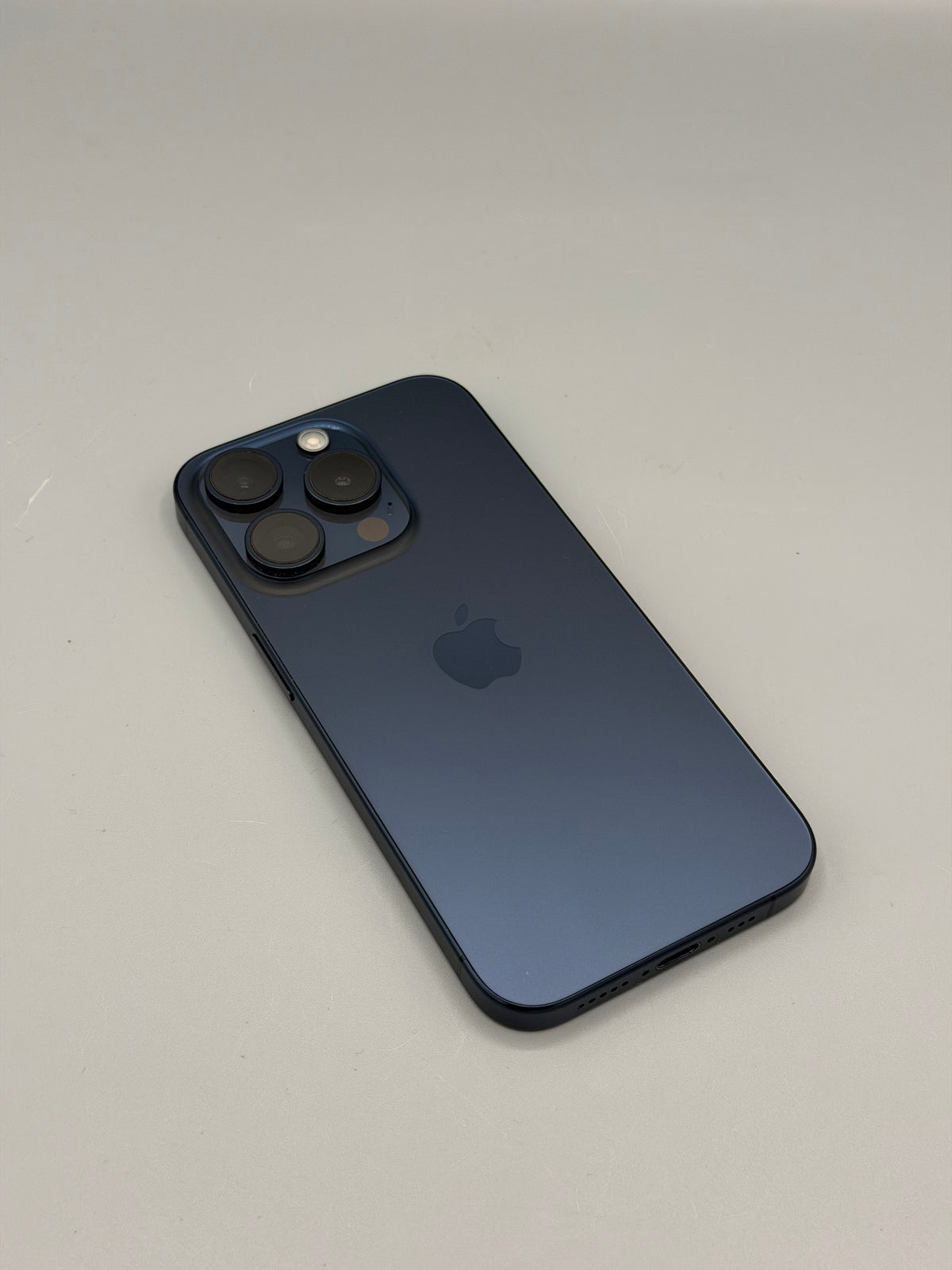 iPhone 15 Pro, 128 GB, Baterie 88% , 582 Cicluri, Blue Titanium