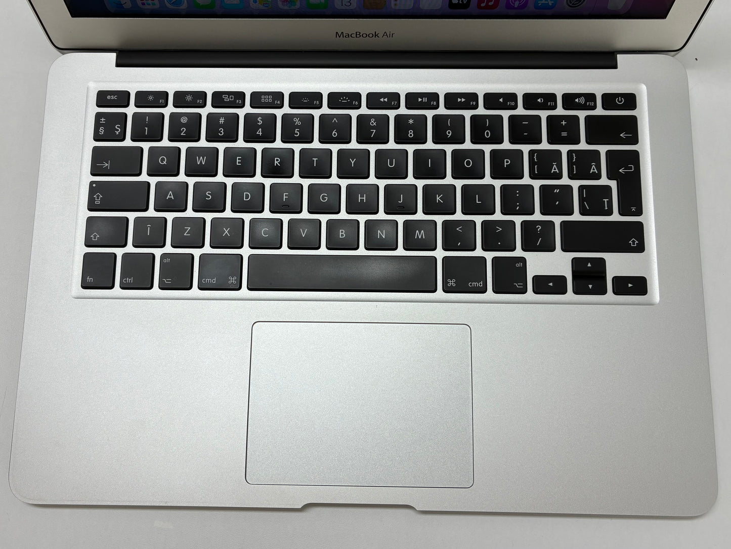 MacBook Air 13'' 2014, 4GB RAM, 128GB SSD, 227 Cicluri, Silver, Incarcator inclus