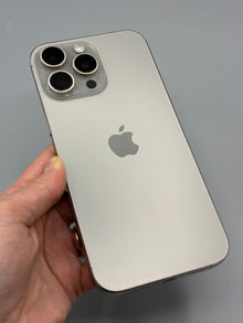 iPhone 16 Pro Max, 256 GB, Baterie 92%, Natural Titanium, buton Action fisurat (functioneaza, dar nu tactil)