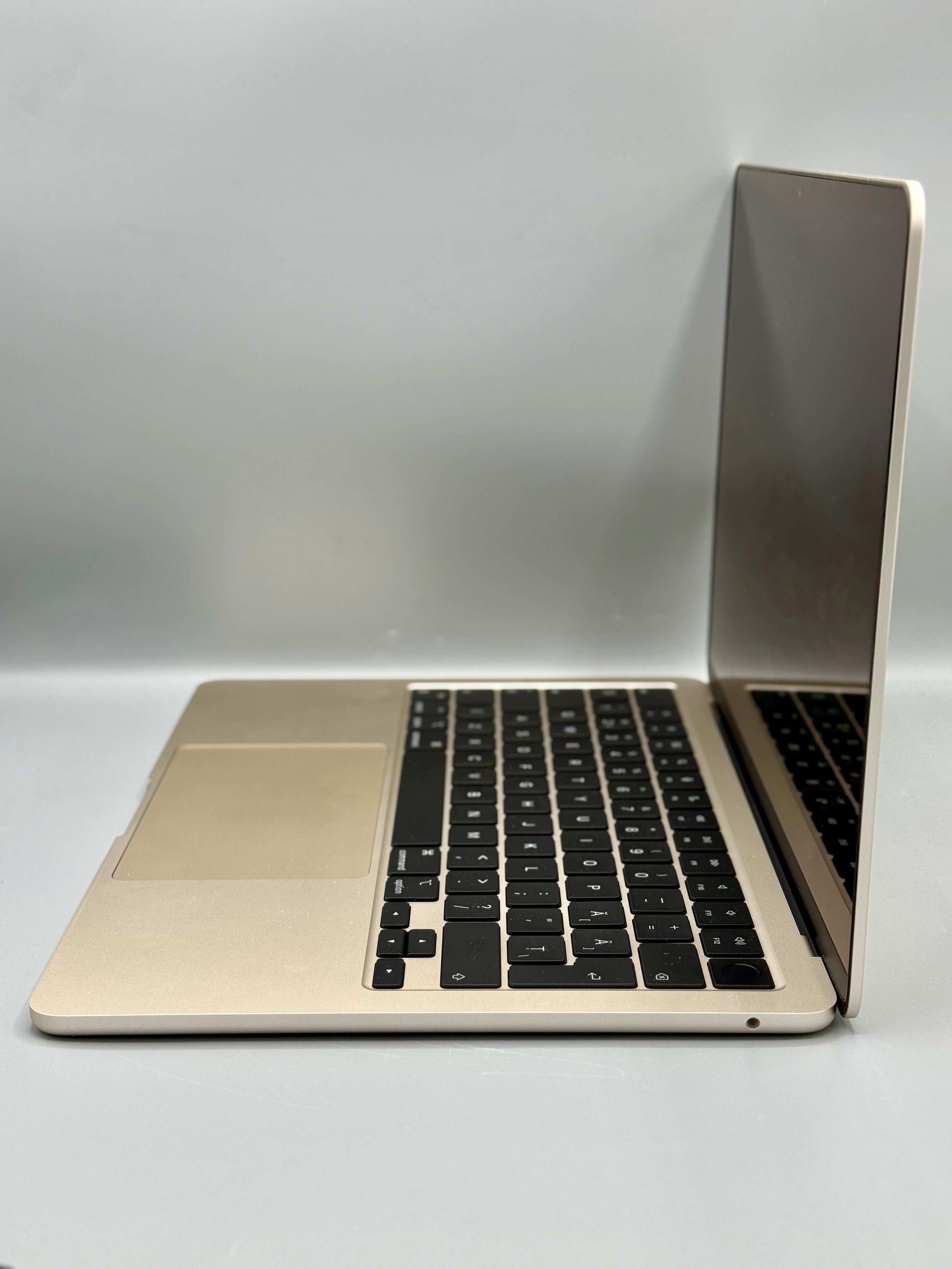 Macbook Air 13,3" | Procesor M2 | 8 GB RAM | 250 GB SSD | 28 Cicluri