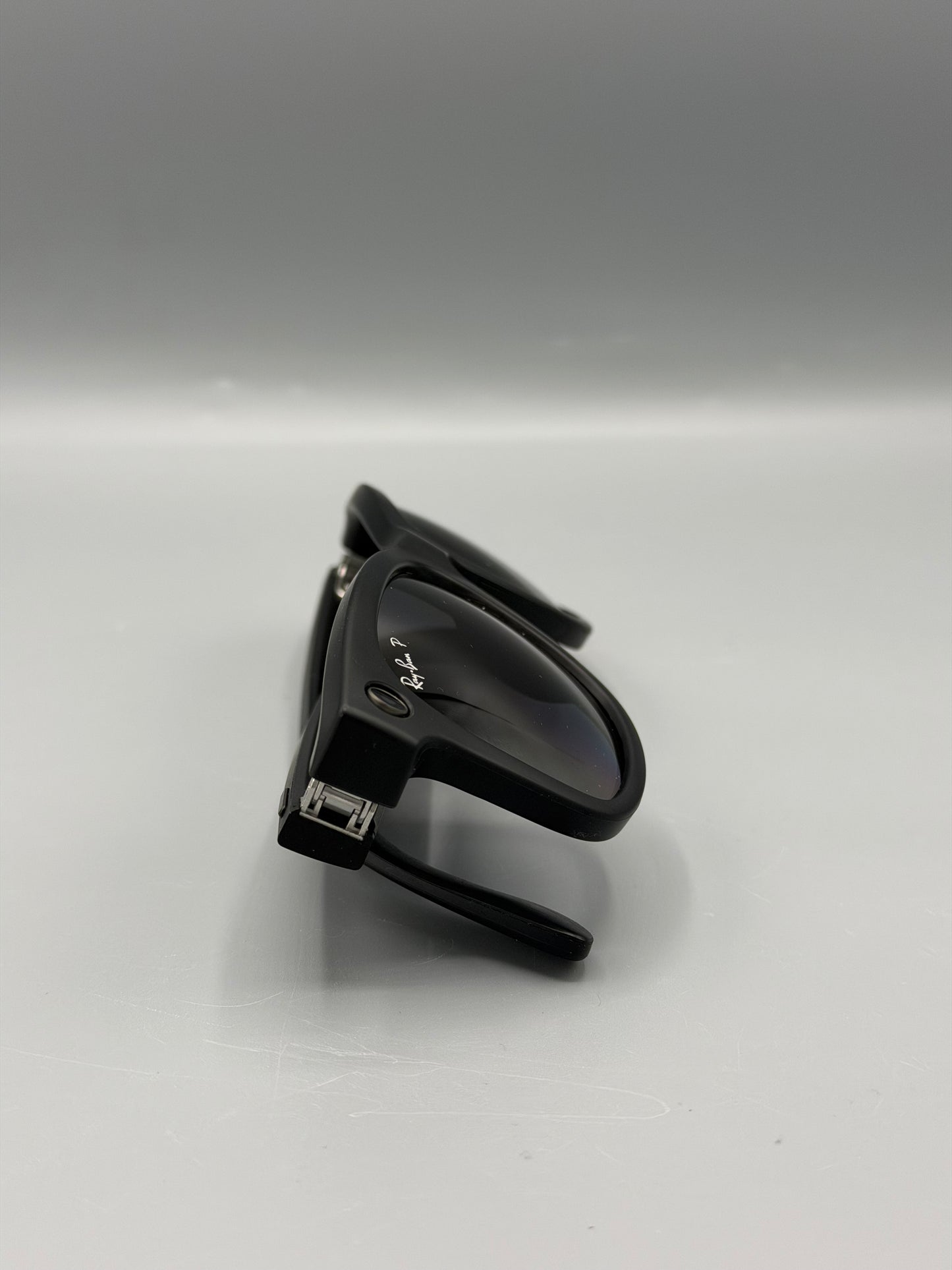 RESIGILAT: Ochelari Smart Ray-Ban Meta Wayfarer, Marime L, 32 GB stocare, Camera Foto 12mp, 5 microfoane, difuzoare, Wifi 6, Meta AI, Large, Gradient-Grafit-Polarizat, Negru-Mat