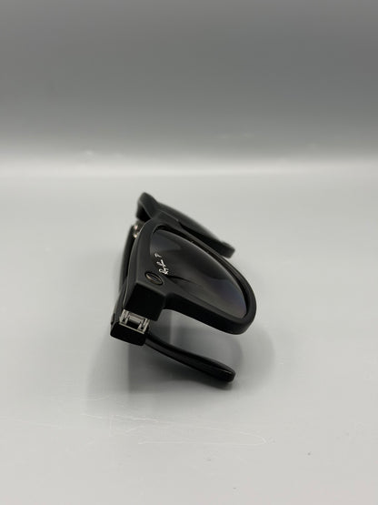 RESIGILAT: Ochelari Smart Ray-Ban Meta Wayfarer, Marime L, 32 GB stocare, Camera Foto 12mp, 5 microfoane, difuzoare, Wifi 6, Meta AI, Large, Gradient-Grafit-Polarizat, Negru-Mat