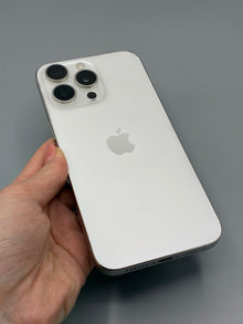iPhone 15 Pro Max, 256 GB, Baterie 100%, Spate fisurat,  White Titanium